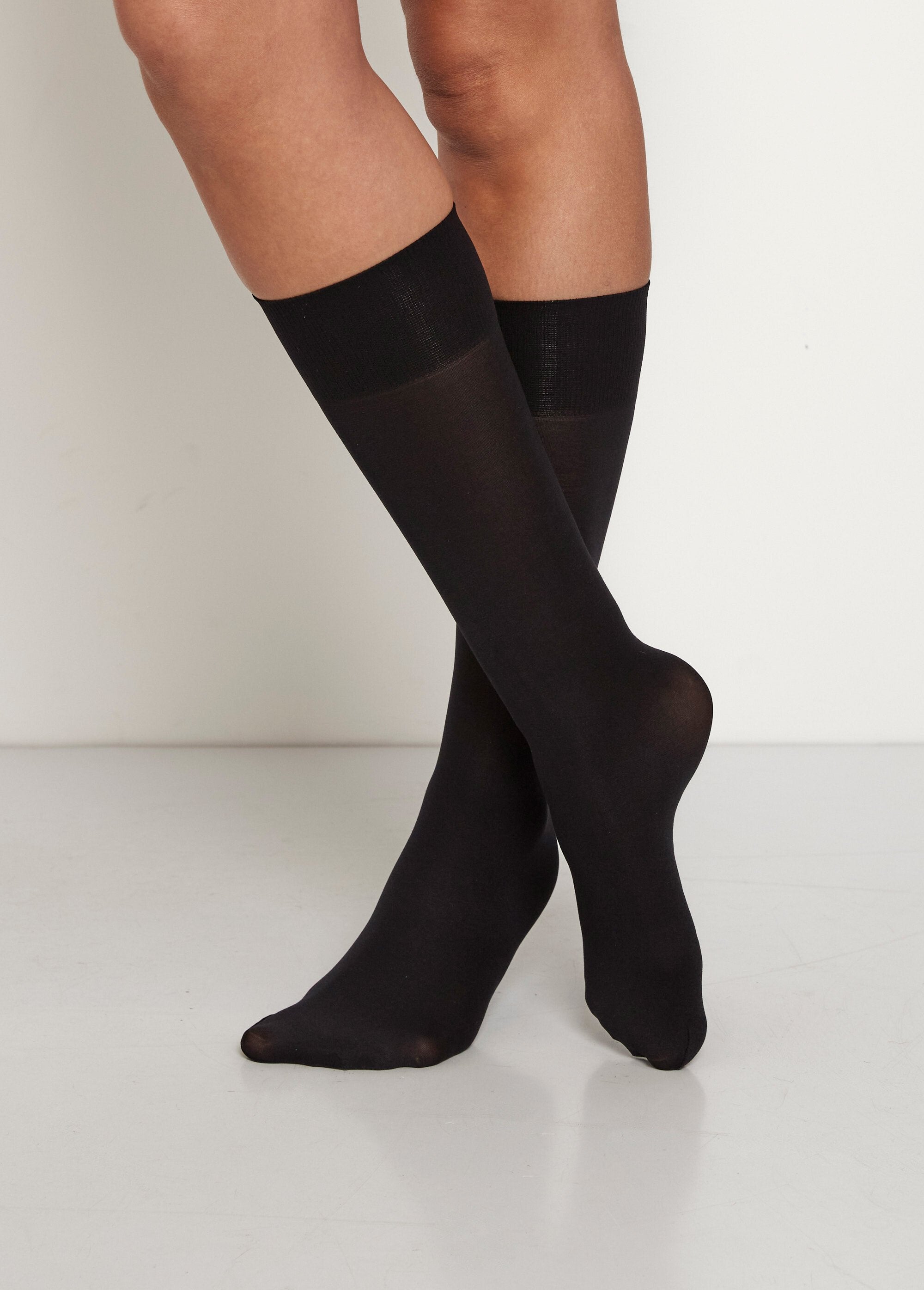 Dark_solid_opaque_knee-highs_Black_FA2_slim