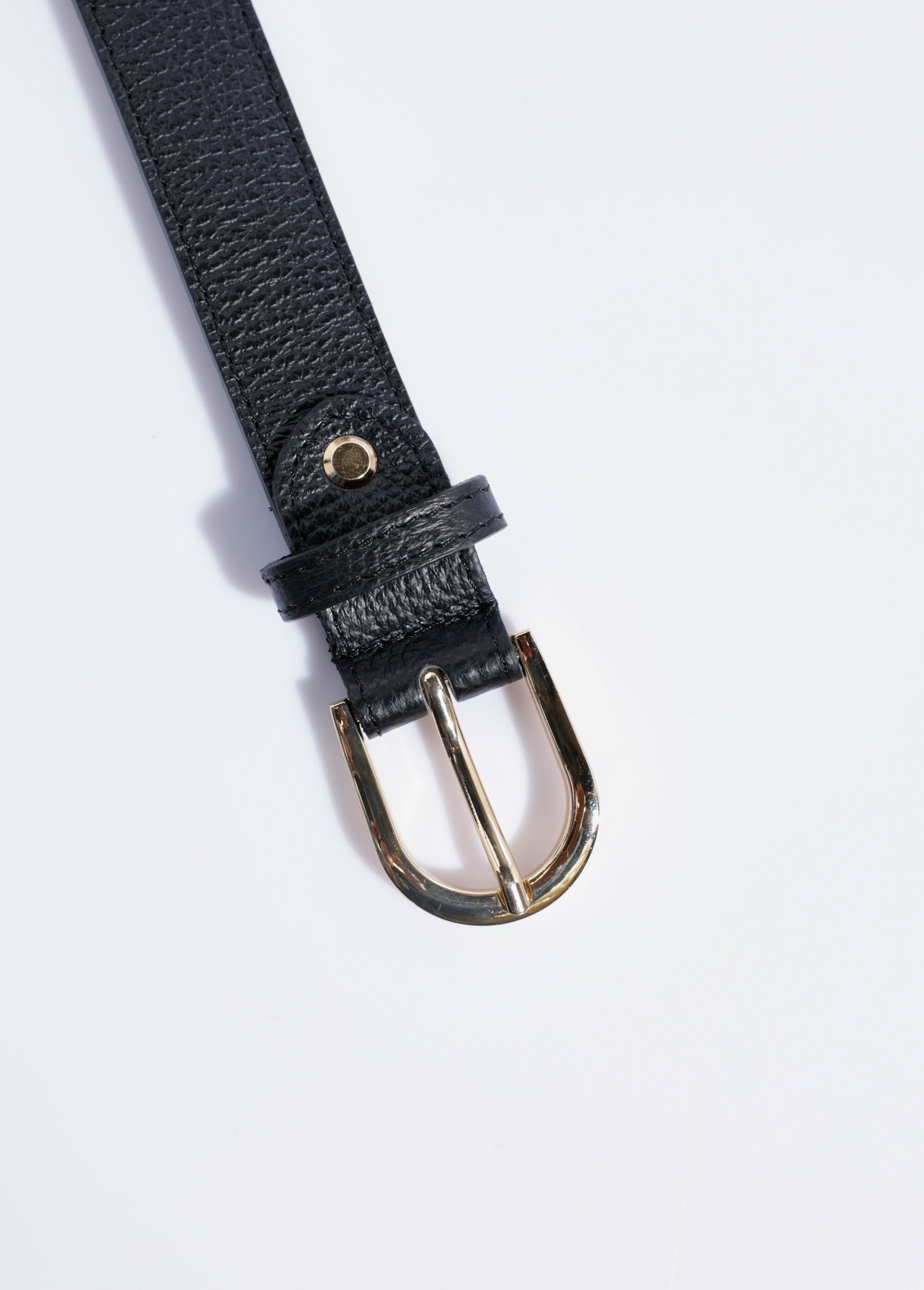 Grained_leather_belt_with_metal_buckle_Black_DE1_slim