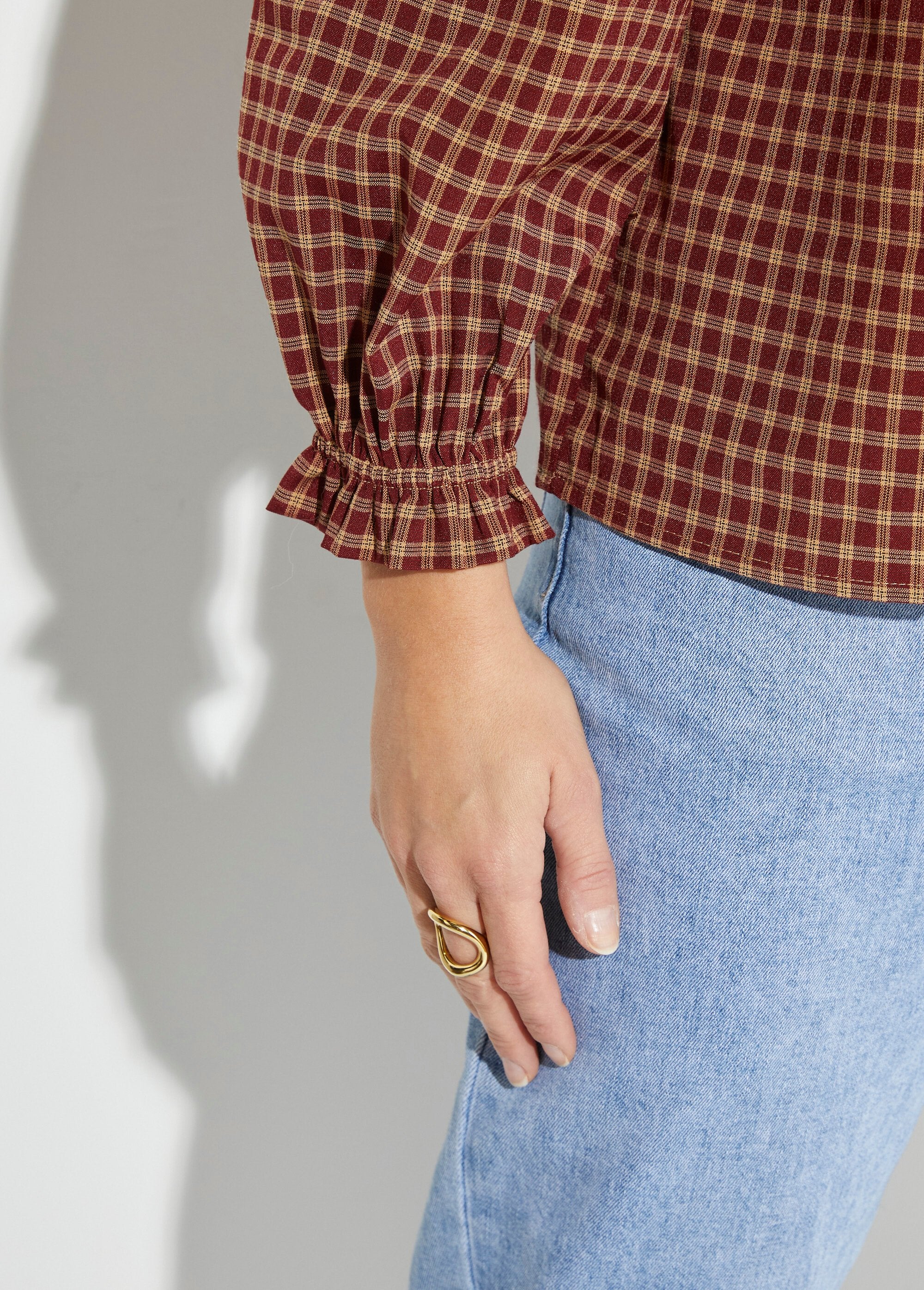 Checkered_blouse_with_pleated_collar_and_cuffs_Bordeaux_DE2_slim