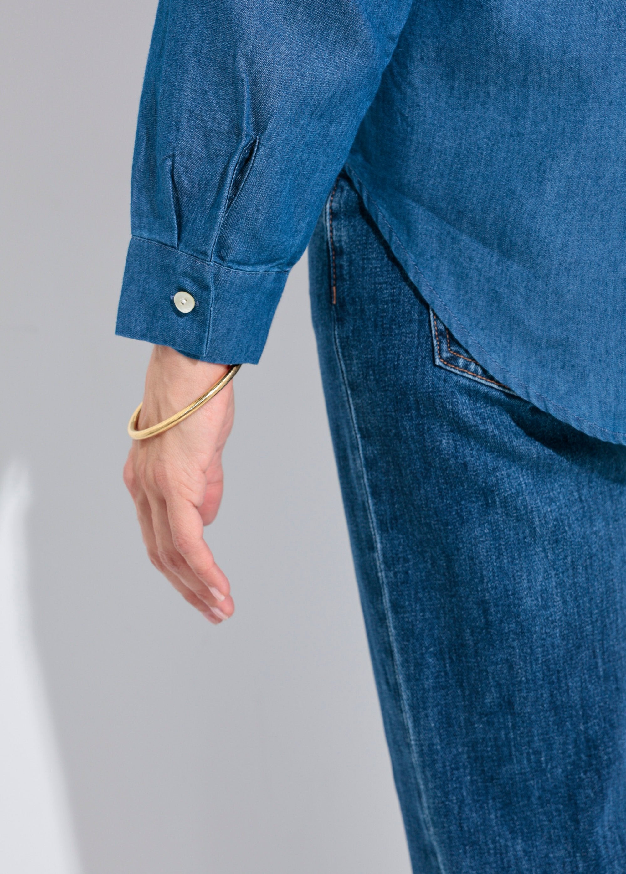 Long-sleeved_chambray_tailored_collar_blouse_Denim_DE2_slim
