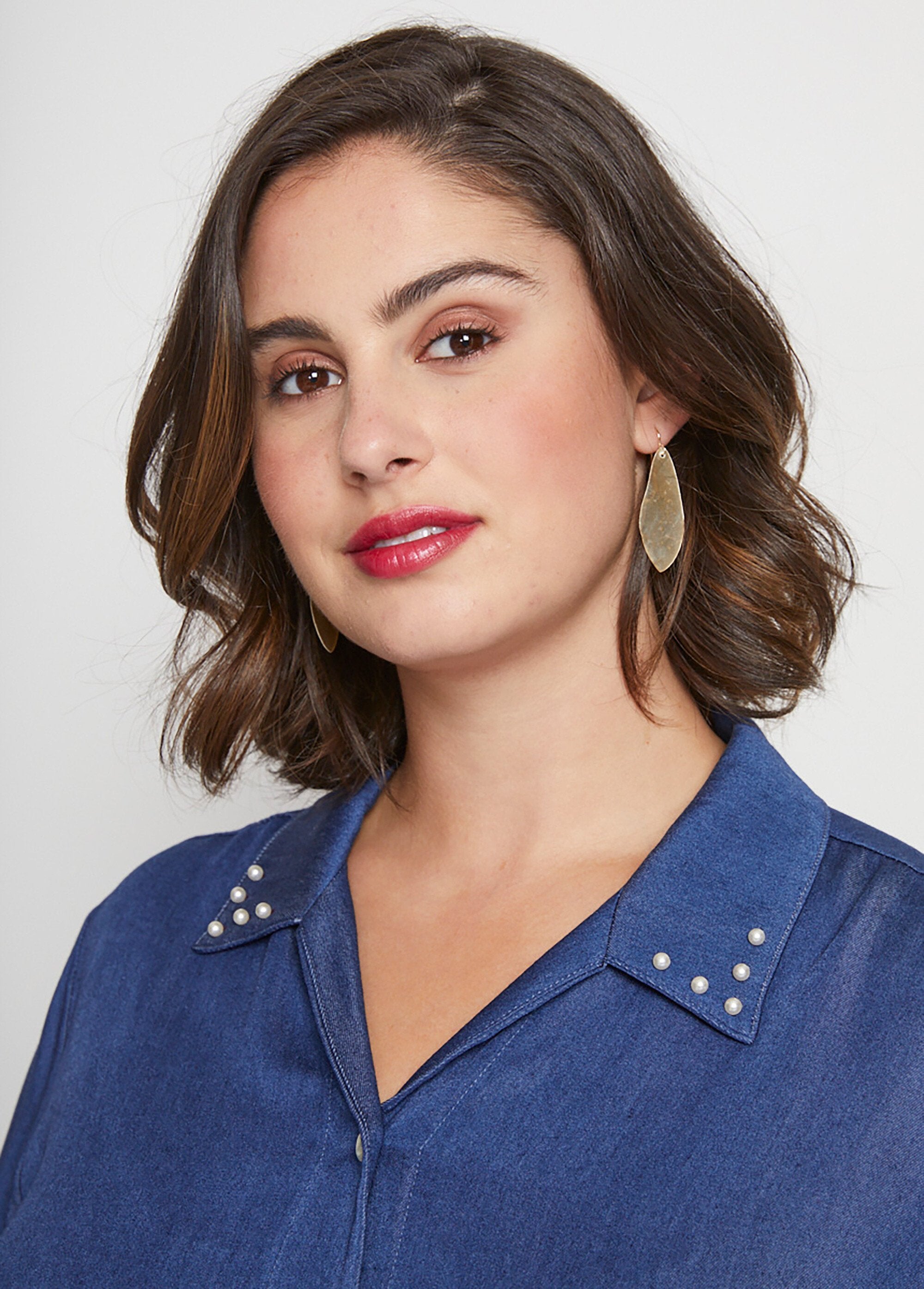 Blouse_in_flowing_fabric_with_jewel_collar_Blue_DE1_curvy