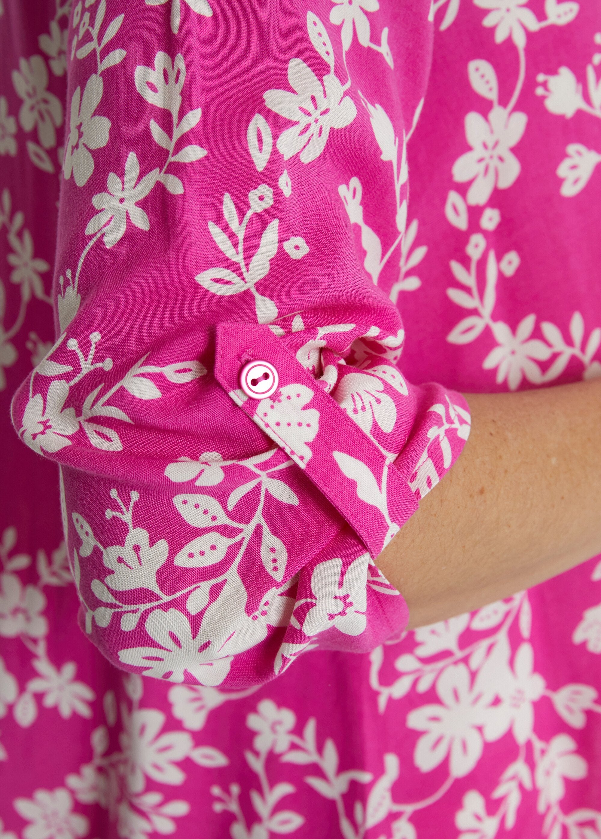 Printed_blouse_with_3/4_sleeves_and_longer_back_Fuchsia_and_white_DE2_slim