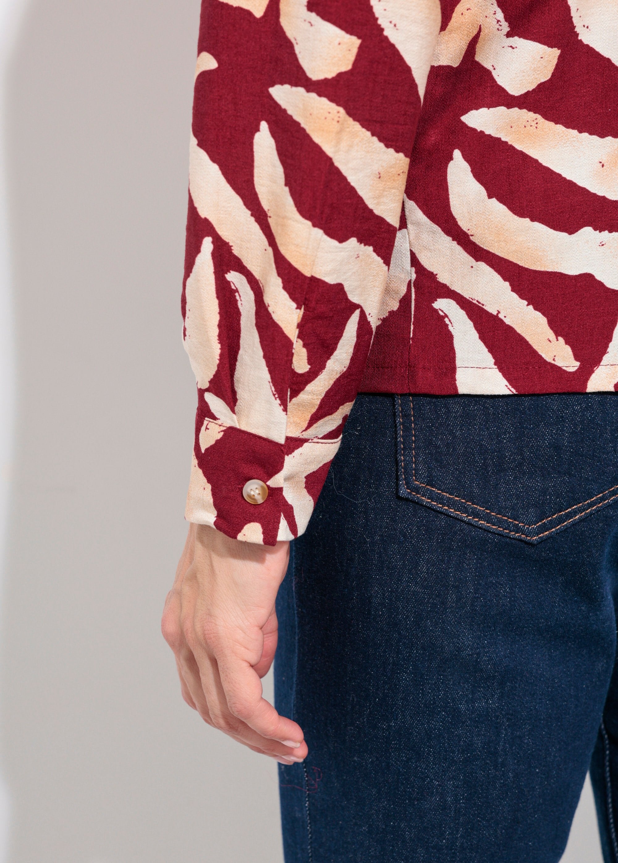 Graphic_print_blouse_with_tailored_collar_Bordeaux_and_ecru_DE2_slim