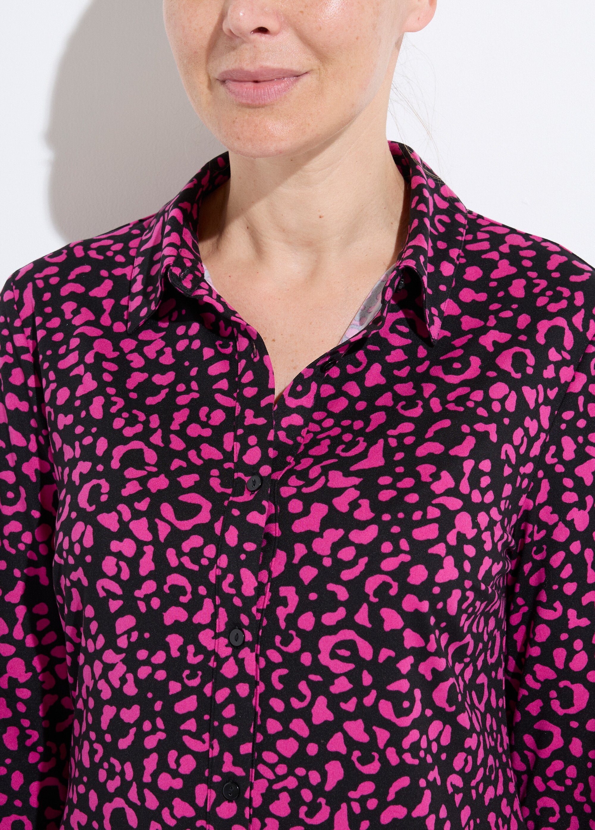 Warm_knit_blouse_with_animal_skin_print_Black_and_fuchsia_DE1_slim