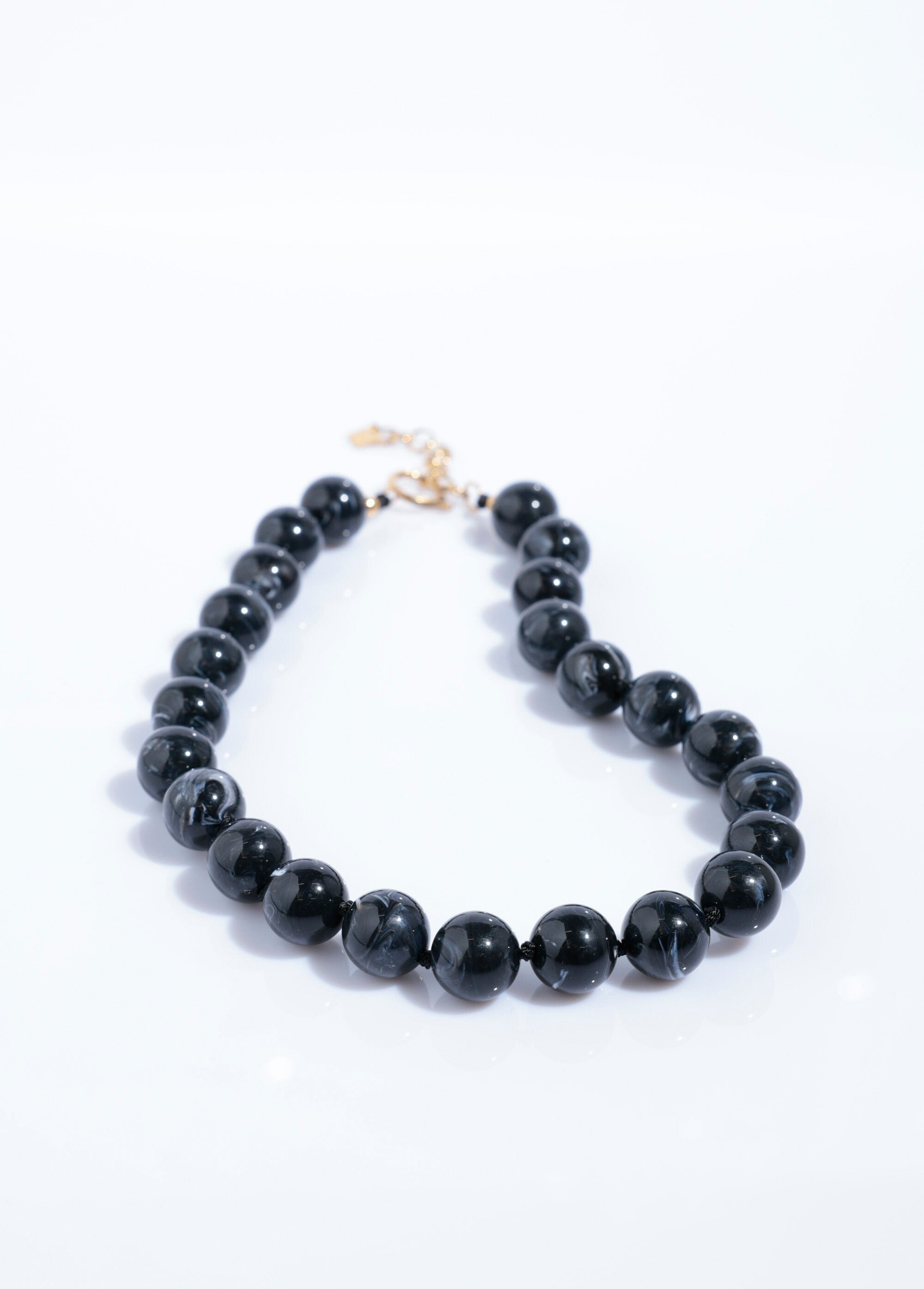 Short_necklace_with_round_marbled_beads_Black_DE1_slim