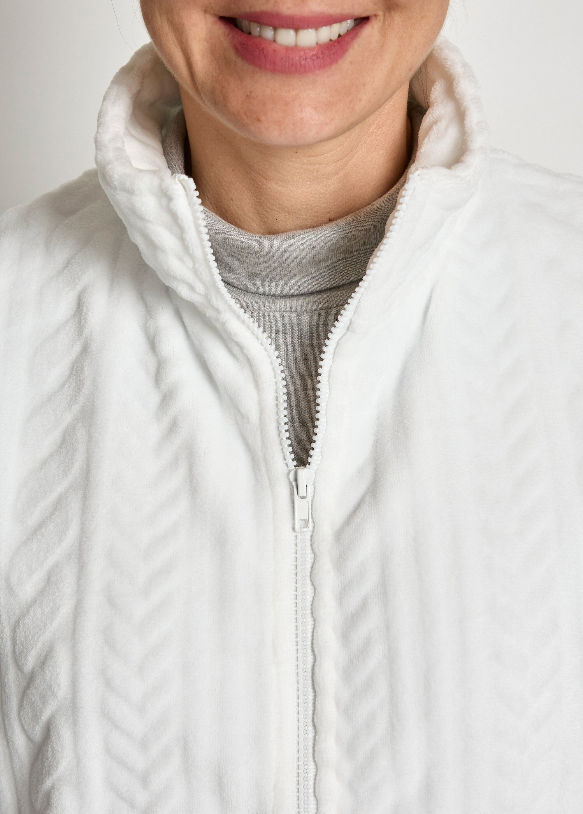 Sleeveless_zipped_fleece_vest_with_plush_feel_White_DE1_slim
