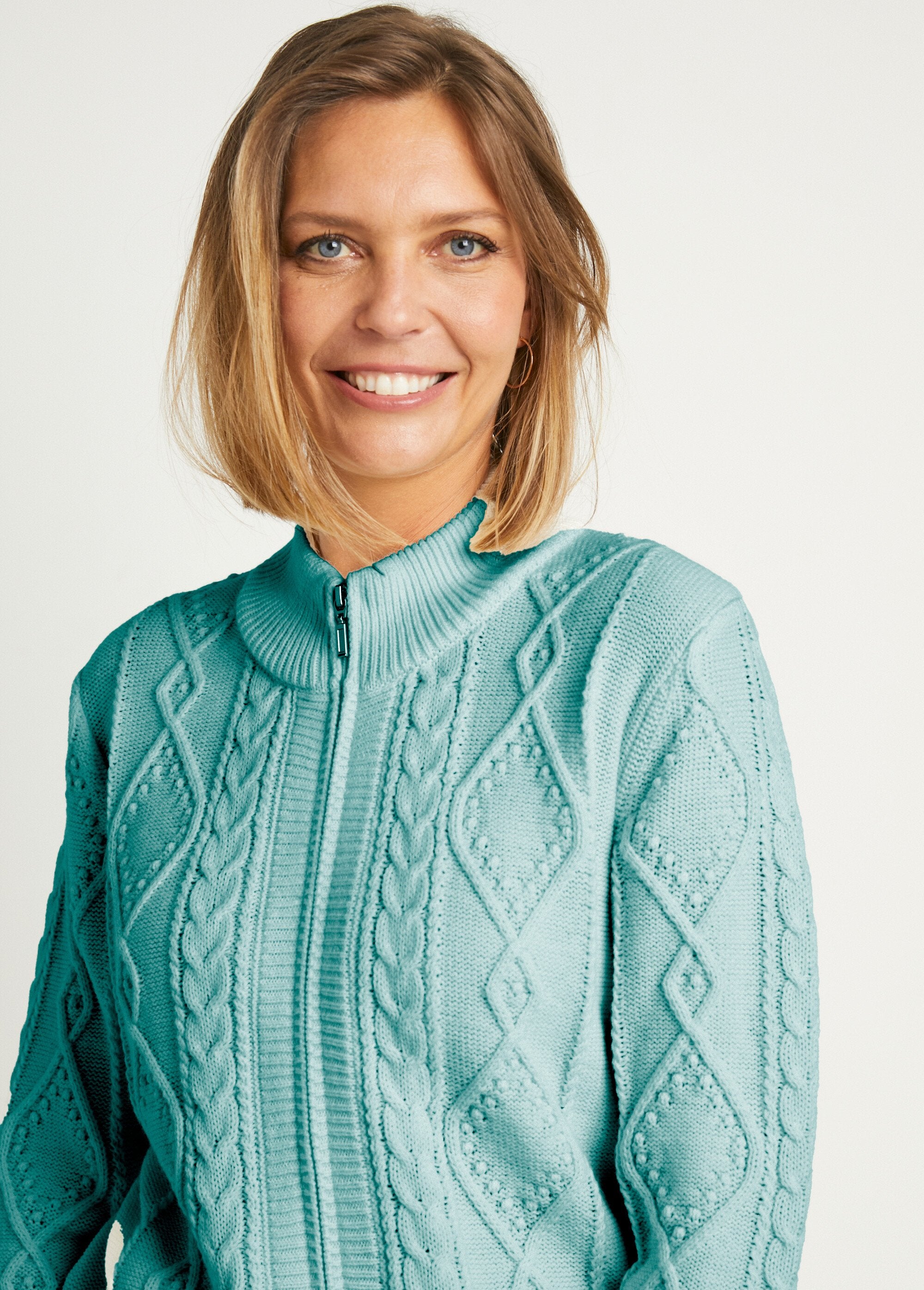 Warm_zipped_cardigan_with_cable_high_collar_Green_DE1_slim