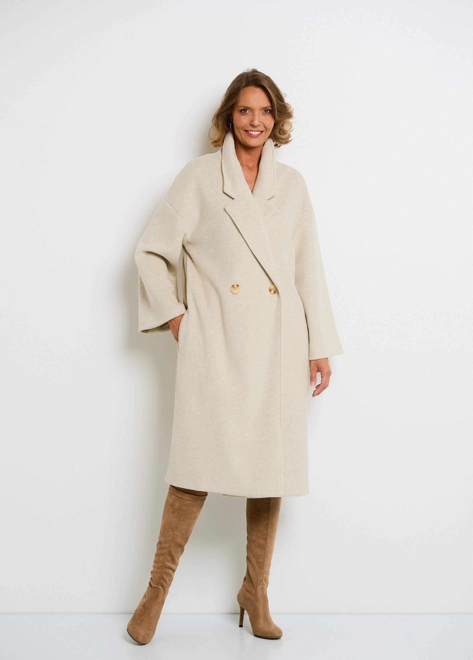 Warm_coat_with_flared_sleeves_Natural_FA2_slim