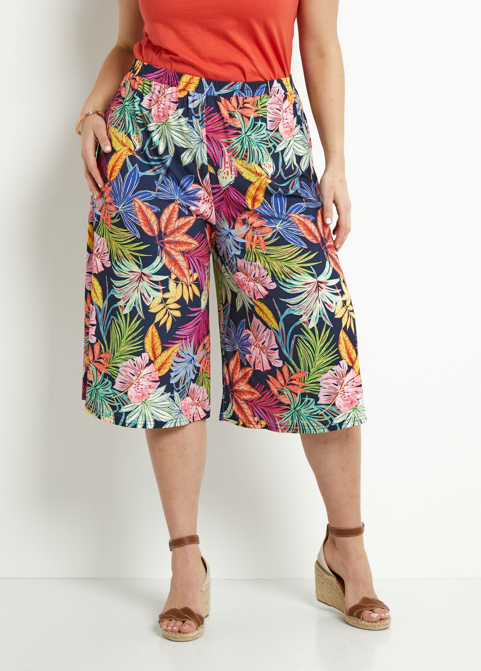 Leaf_print_elasticated_waist_culottes_Navy_and_pink_FA1_curvy