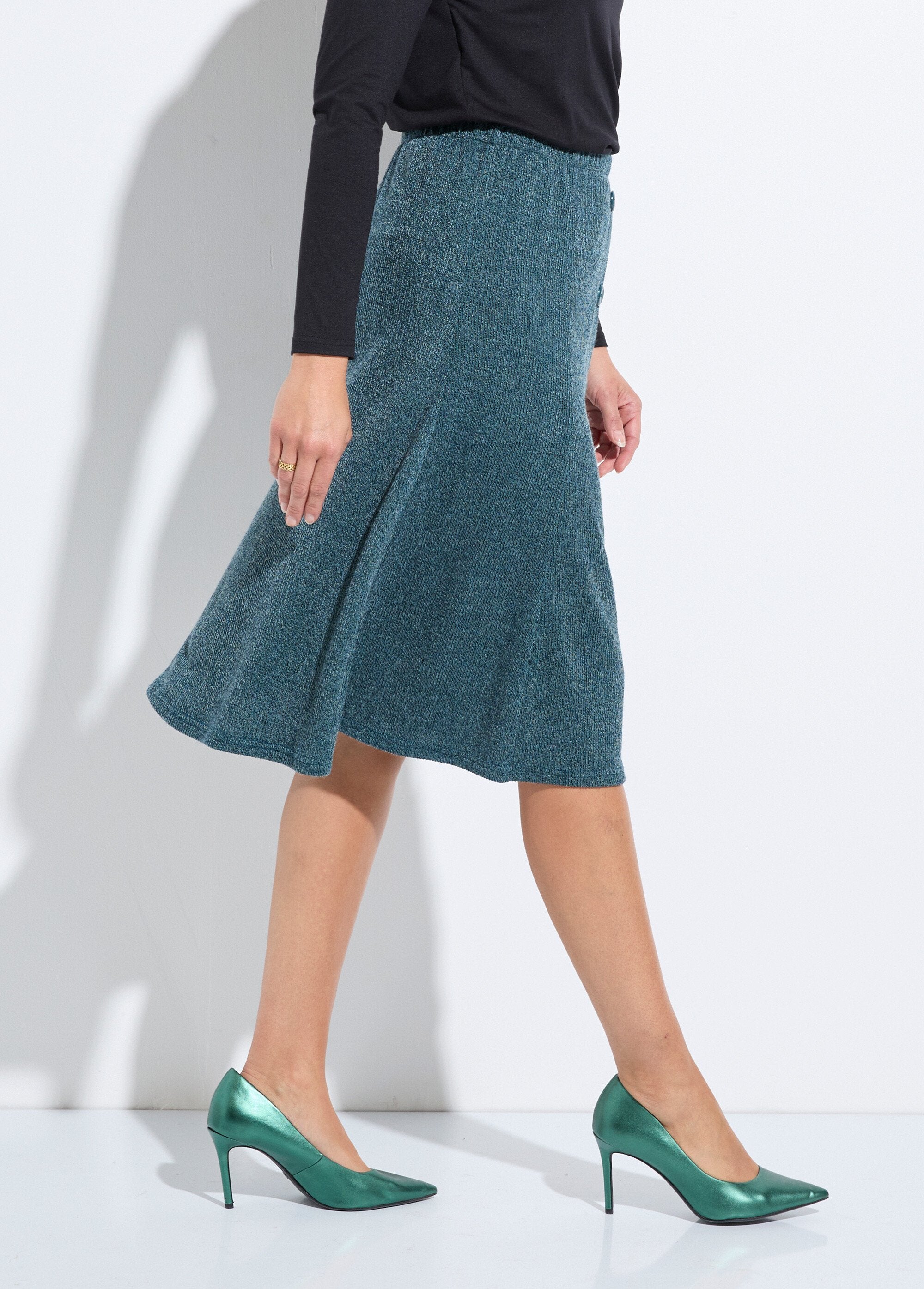Mid-length_flared_skirt_in_plain_warm_knit_Green_DR1_slim