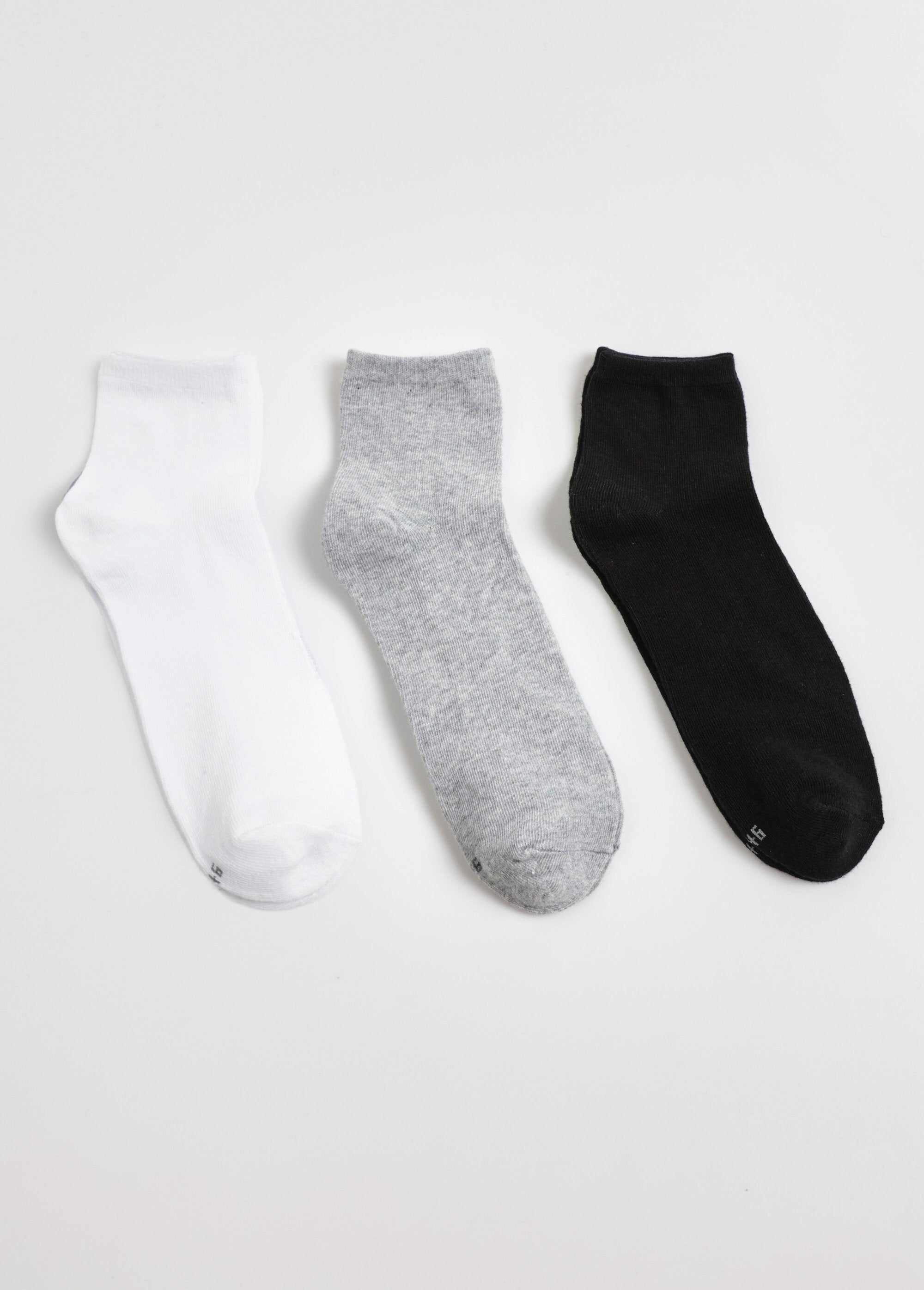 Pack_of_3_assorted_essential_socks_White_and_black_and_gray_DE1_slim