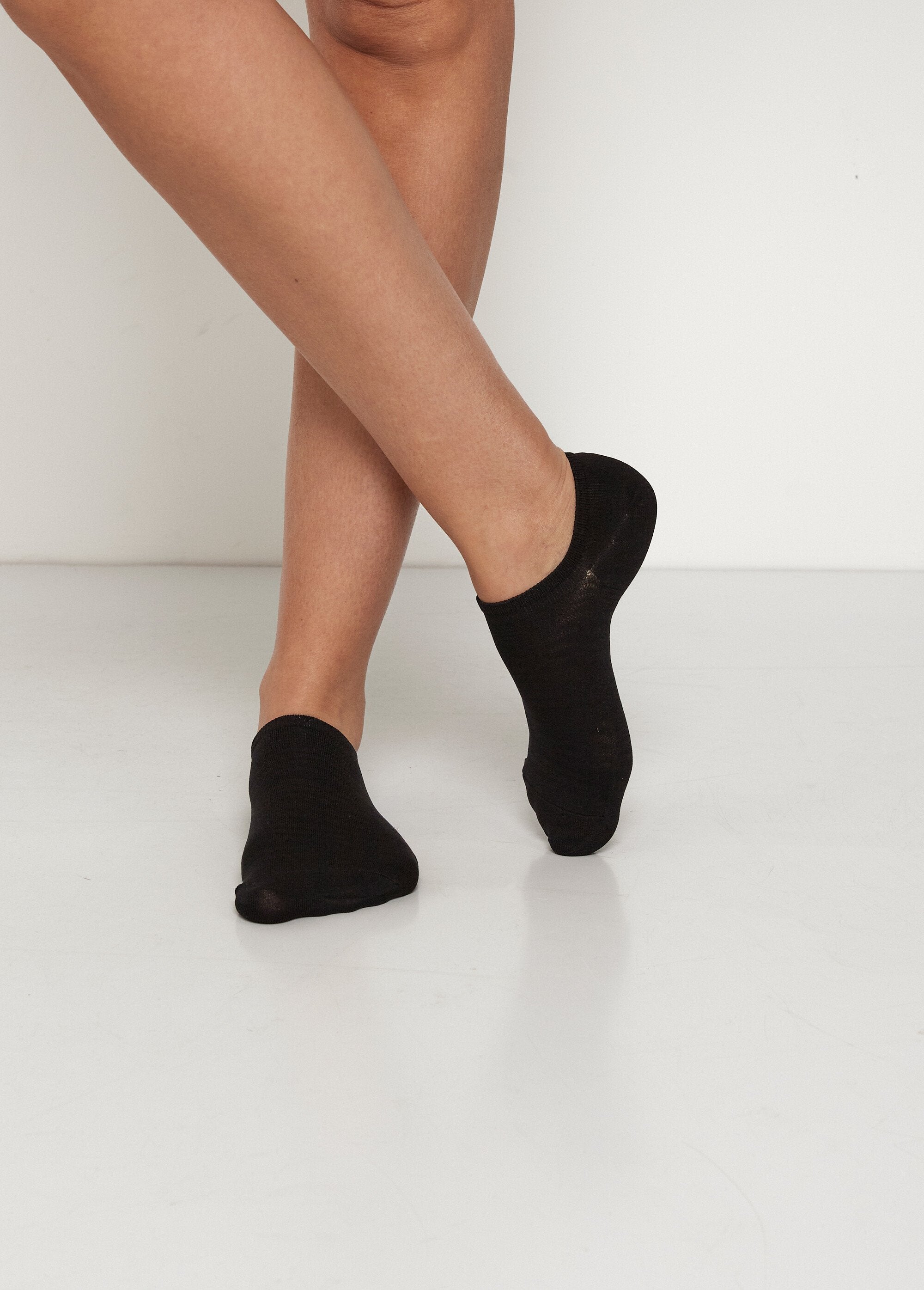 Pack_of_3_invisible_microfiber_socks,_dark_Assorted_white__FA2_slim