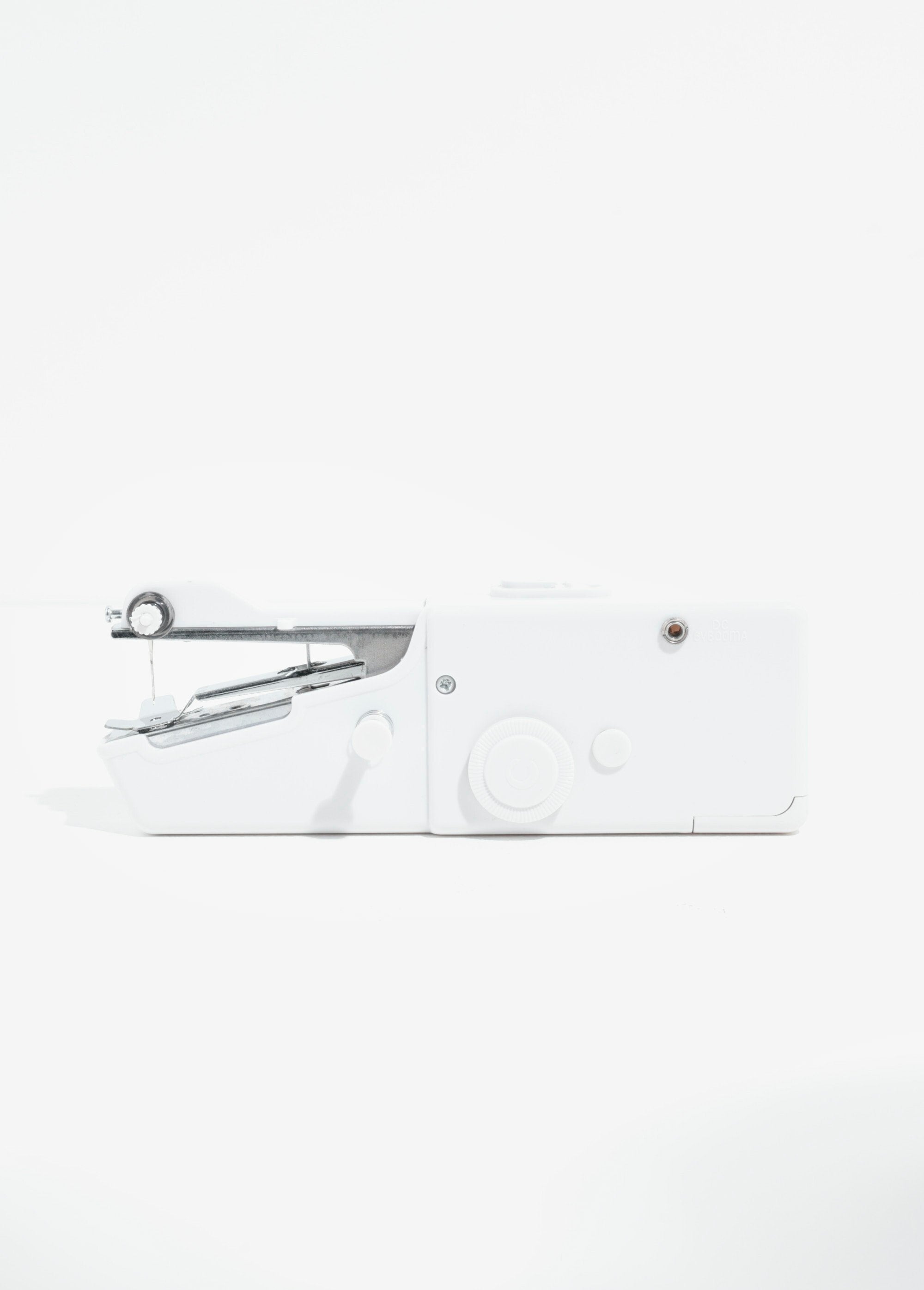 Mini_portable_sewing_machine_White_DE1_slim