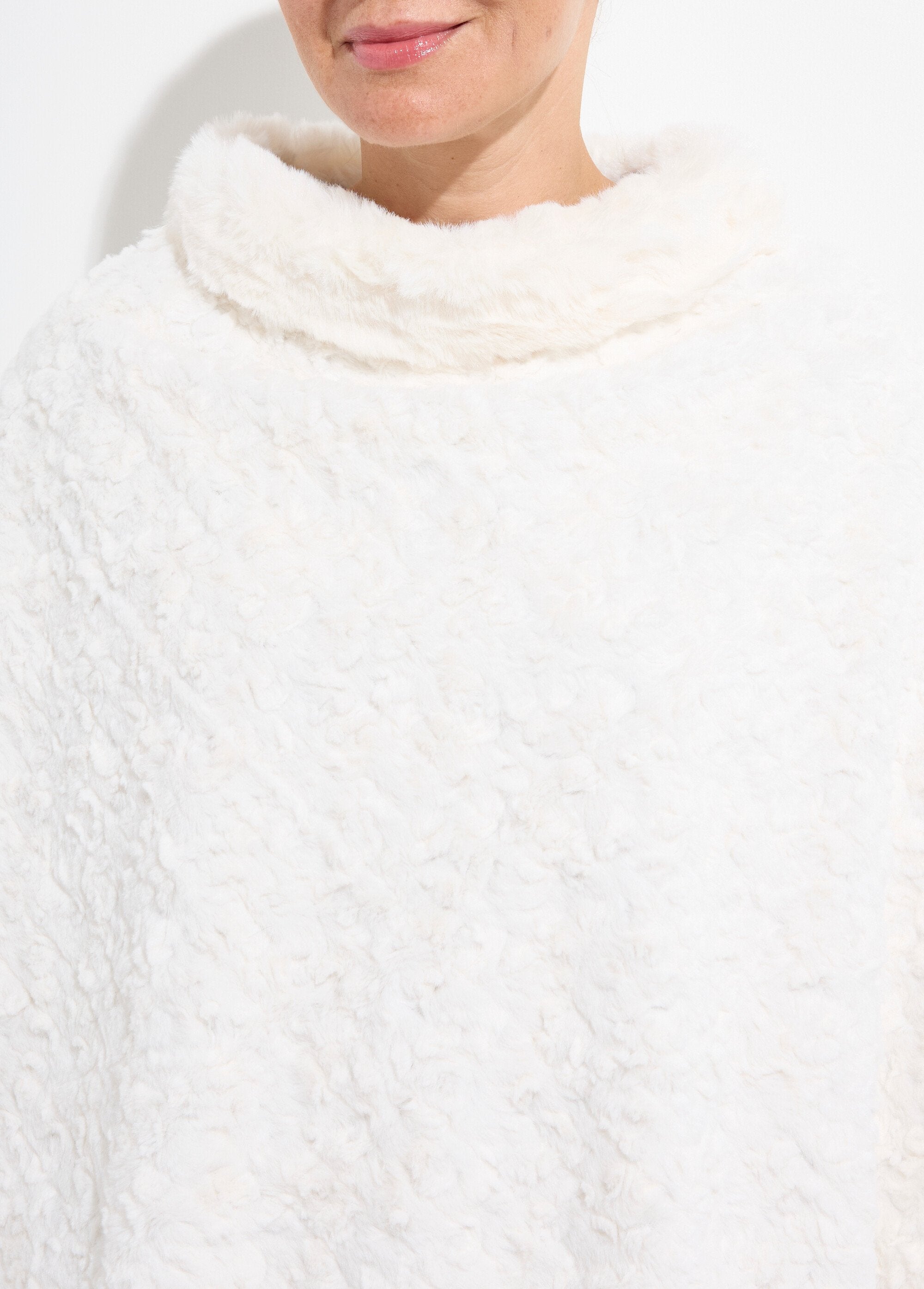 Sherpa-style_fleece_high-neck_poncho_Ecru_DE1_slim