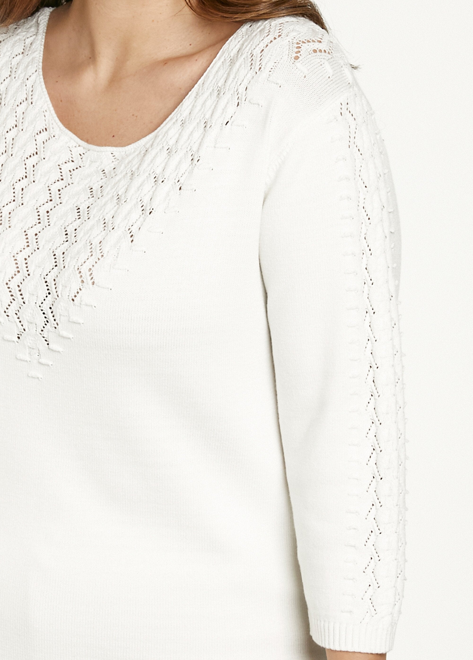 Soft_plain_round_neck_fancy_knit_sweater_Ecru_DE1_curvy