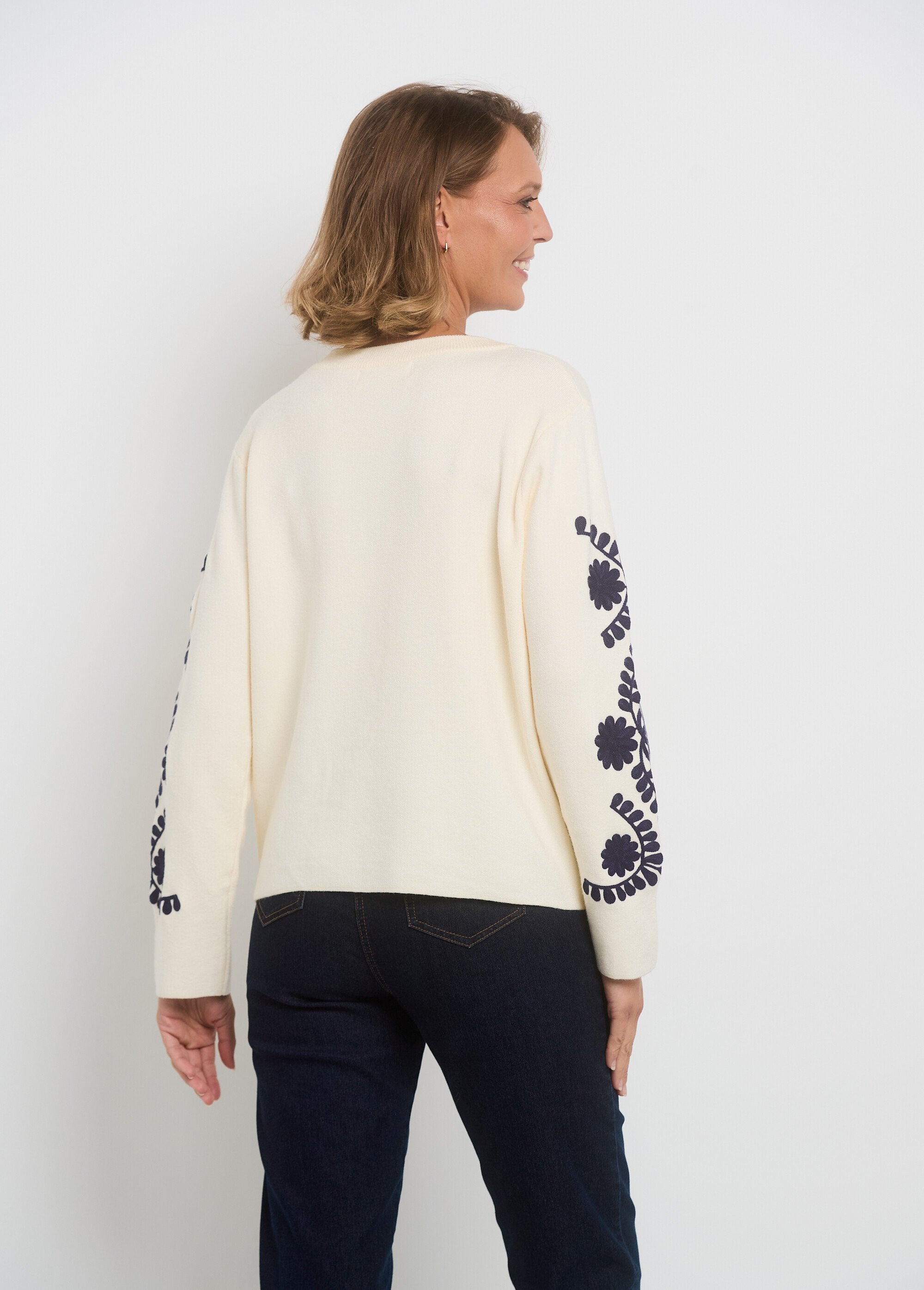 Sweater_sleeves_with_fancy_embroidery_Ecru_DO1_slim