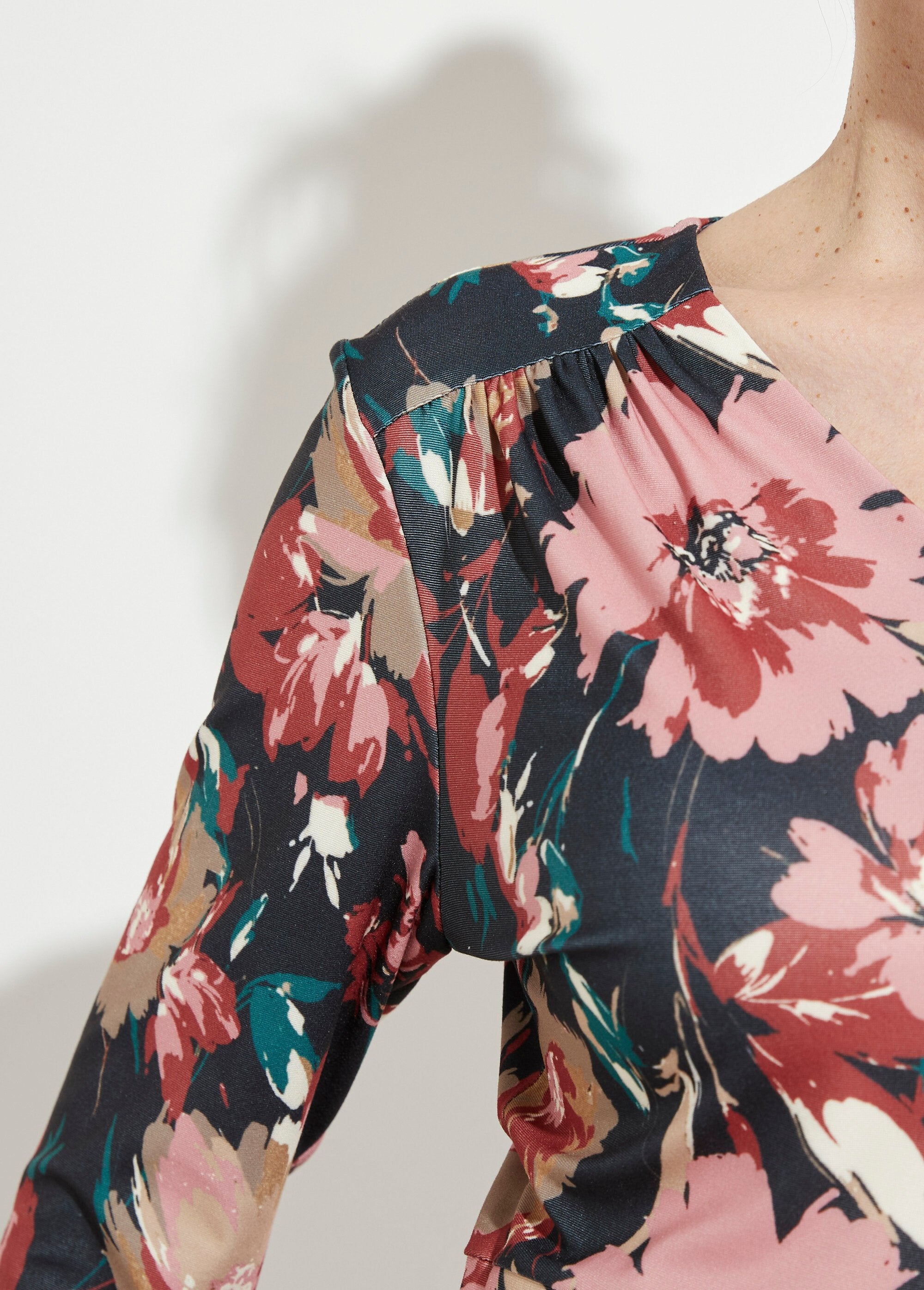 Floral-print_V-neck_flared_short_dress_Navy_and_beige_DE2_slim