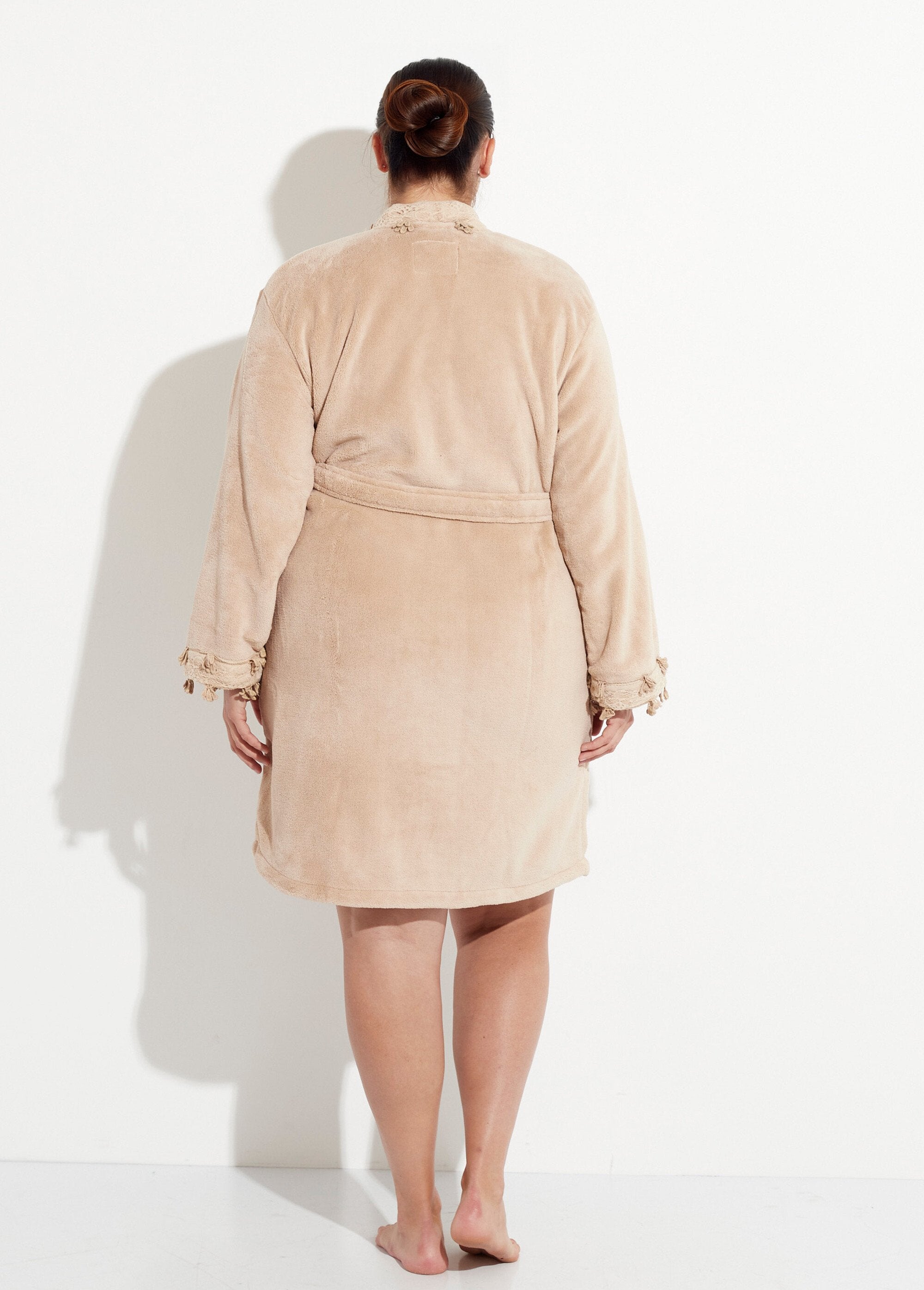 Lace-edged_fleece_dressing_gown_Mole_DO1_curvy