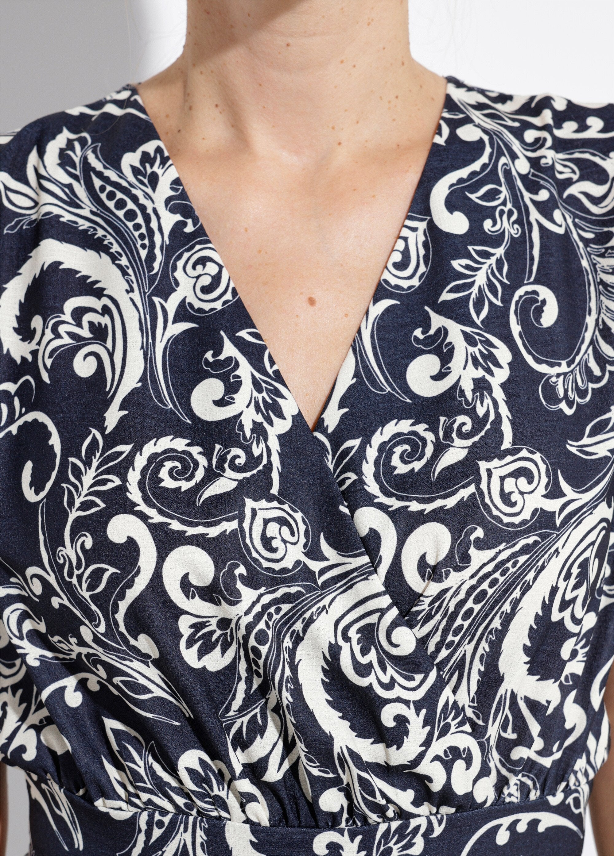 Robe_longue_cache-coeur_taille_élastiquée_Noir_et_ecru_DE1_slim