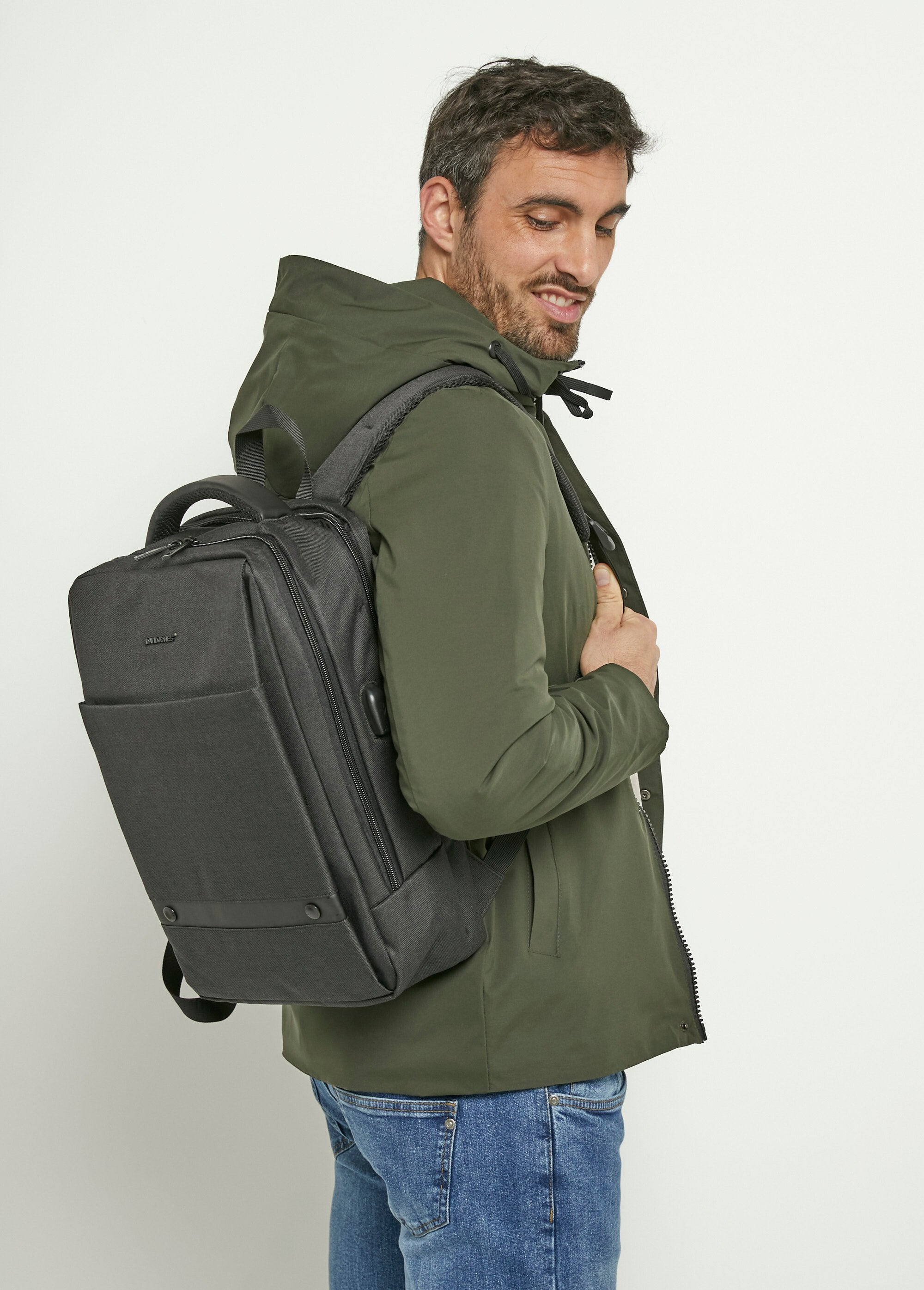 Men's_multi-pocket_zipped_backpack_Black_DE1_slim