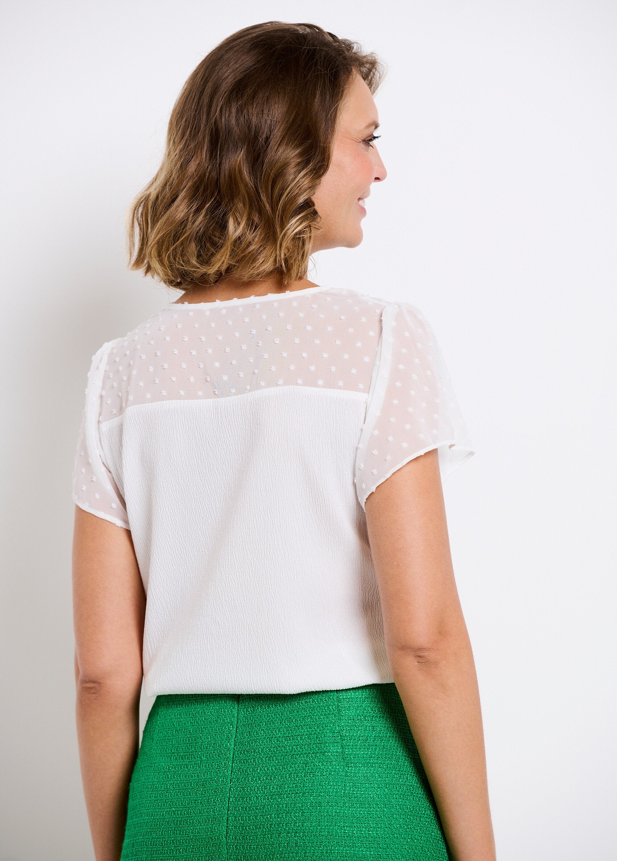 Short-sleeved_V-neck_polka_dot_t-shirt_White_DO1_slim