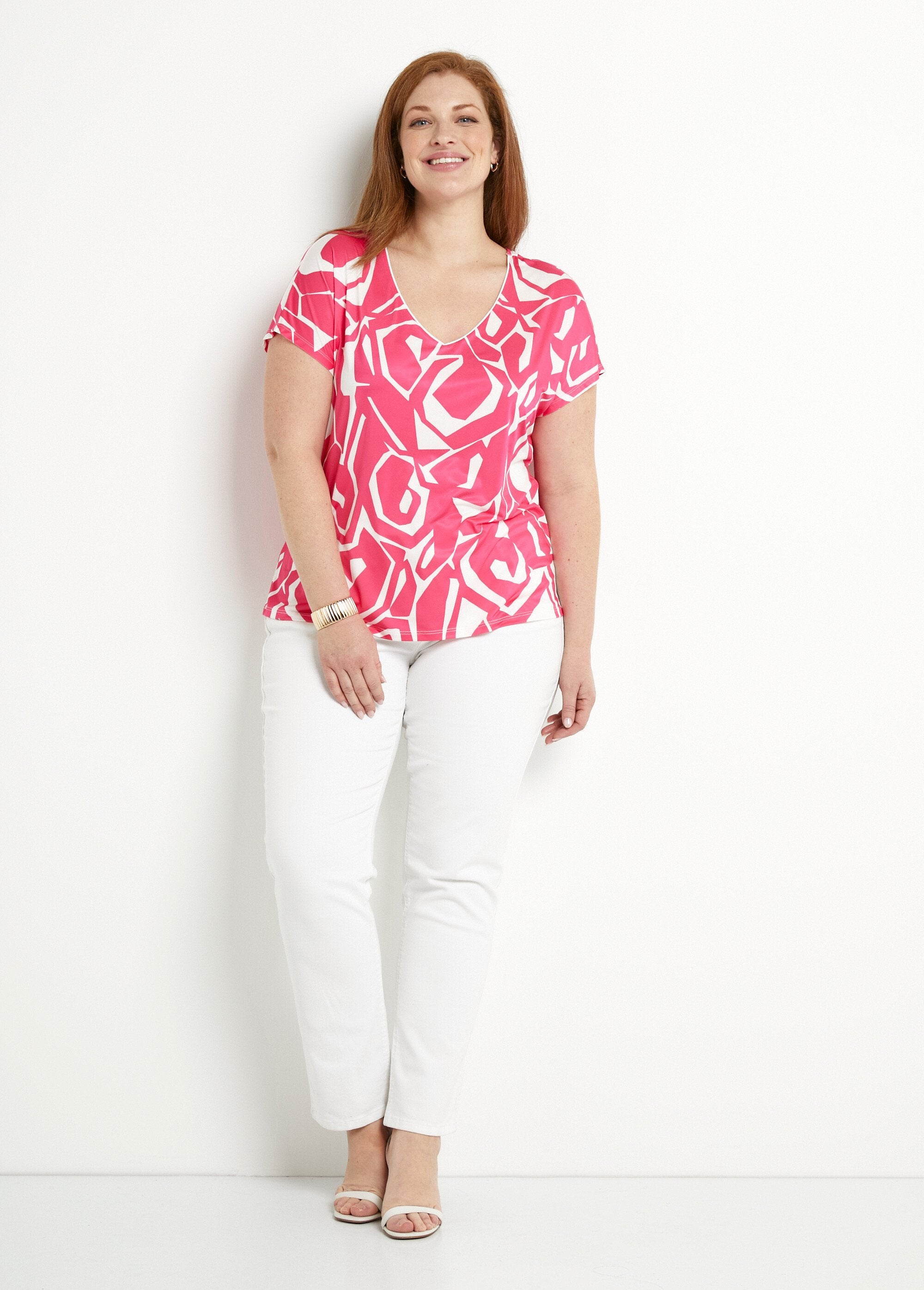 Short_straight_V-neck_graphic_print_t-shirt_Fuchsia_and_white_SF1_curvy