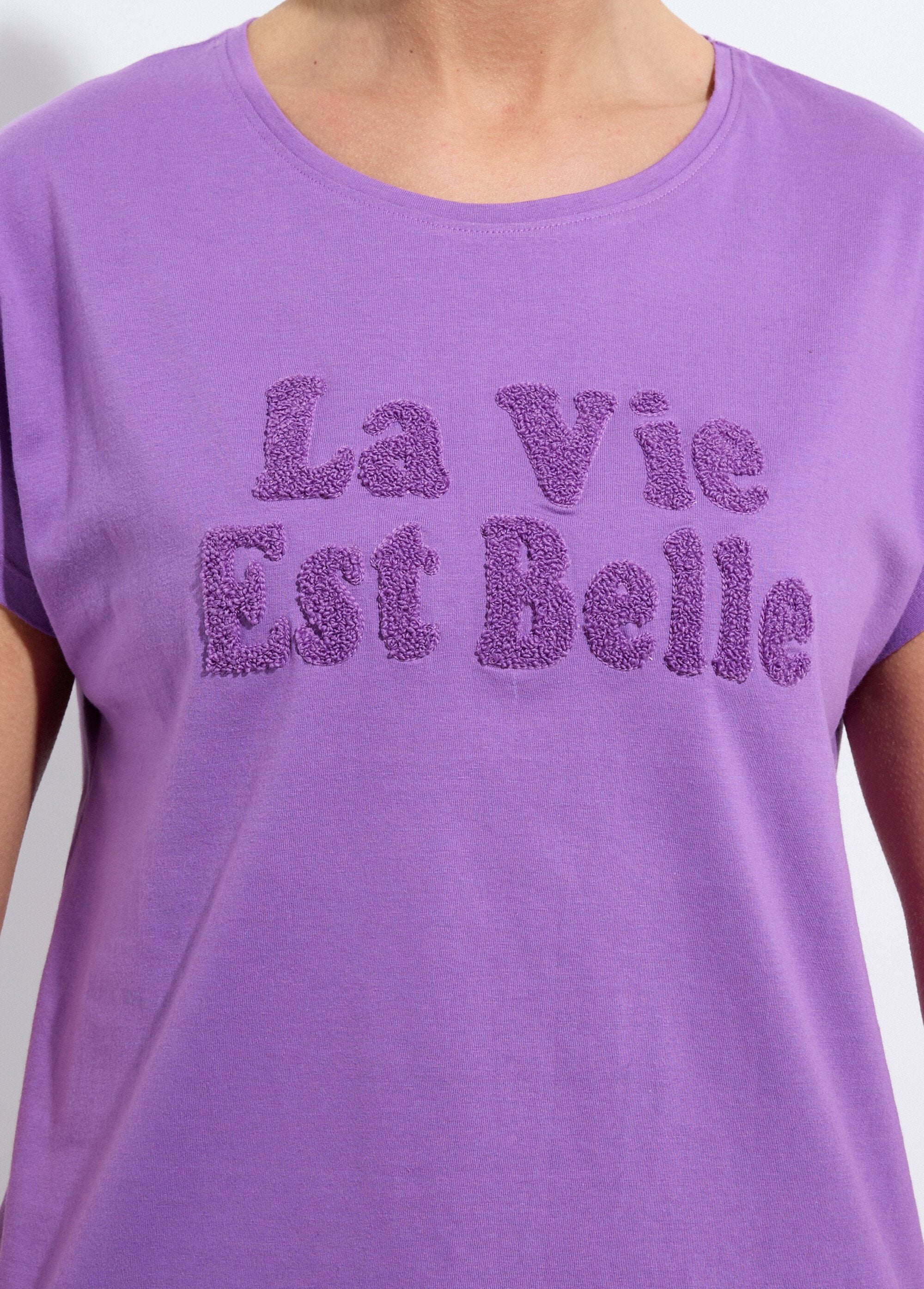 Plain_round-neck_T-shirt_with_bouclé_message_Purple_DE1_slim