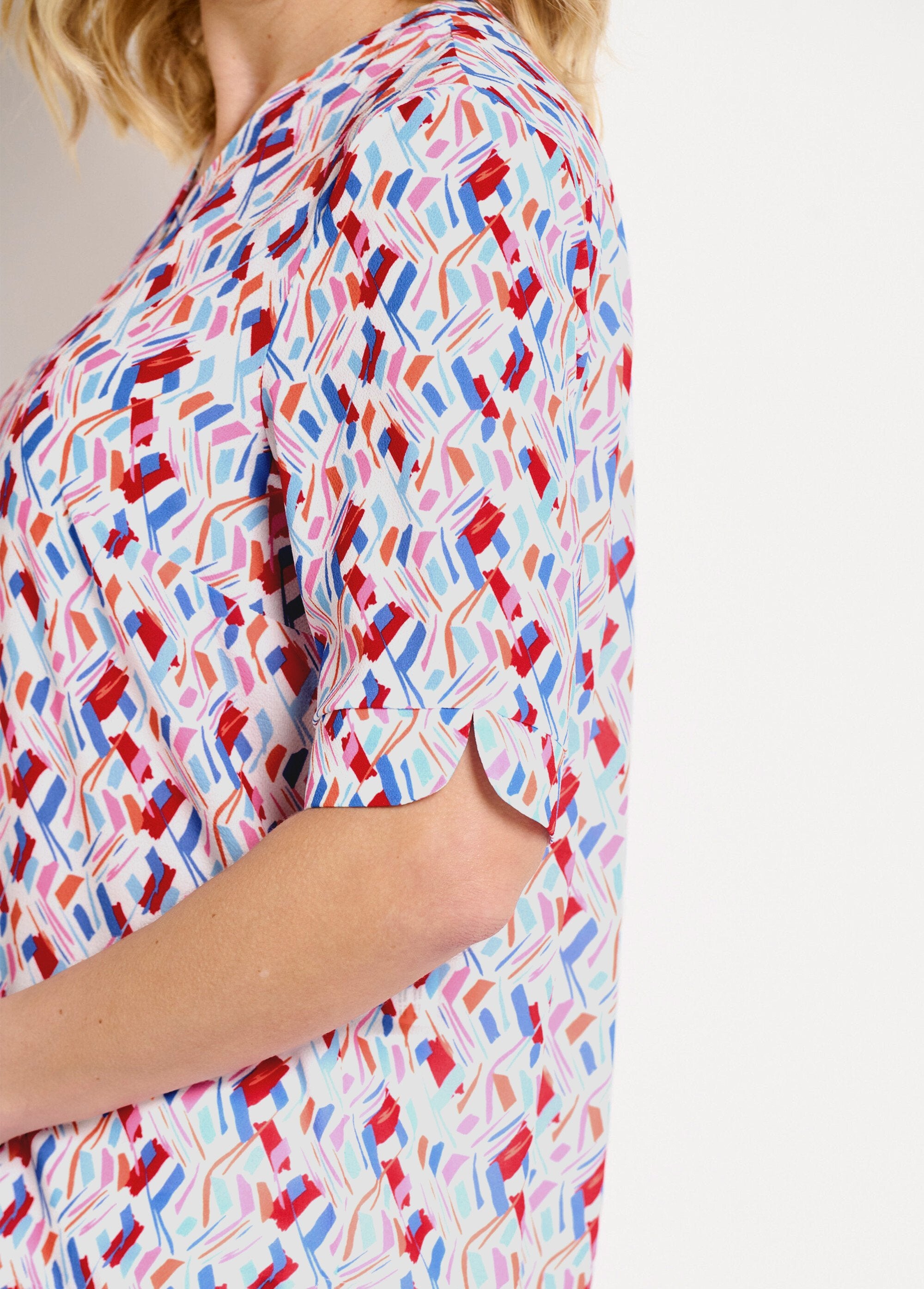 Straight_V-neck_tunic_with_short_printed_sleeves_Blue_and_pink_DE2_slim