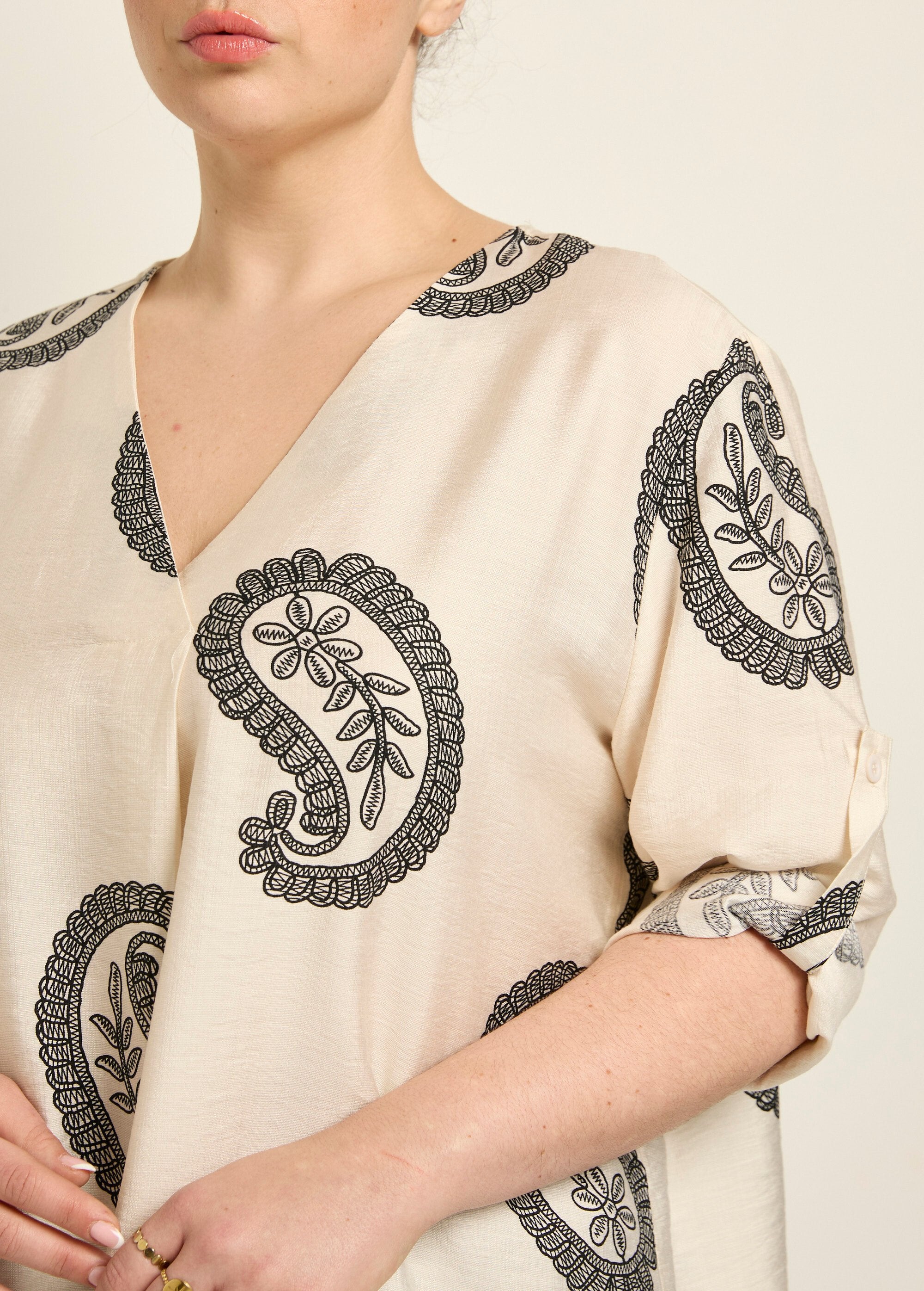 Ethnic_patterned_tunic,_long_sleeves_Ecru_DE1_curvy