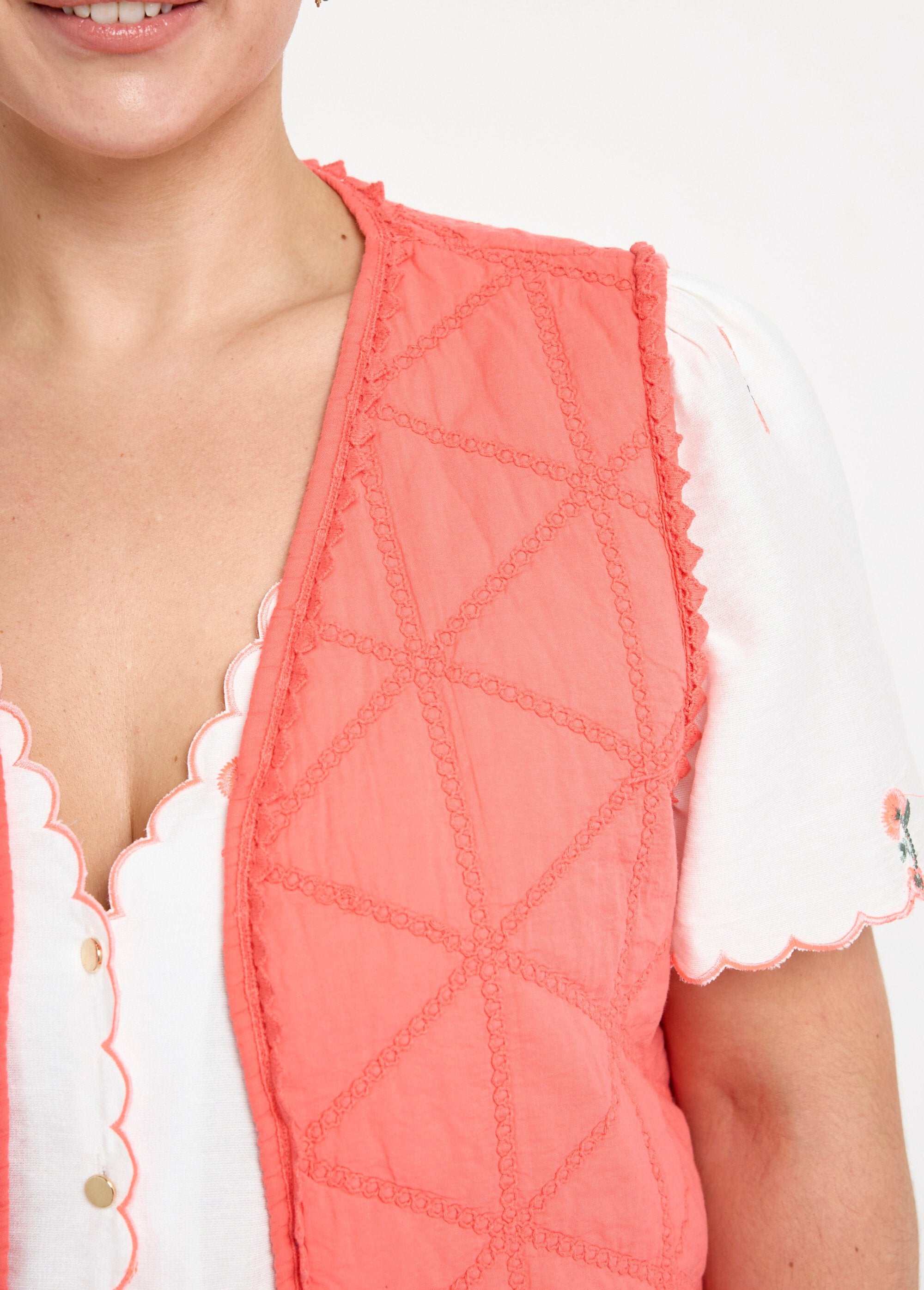 Sleeveless_embroidered_quilted_jacket_Coral_DE1_curvy