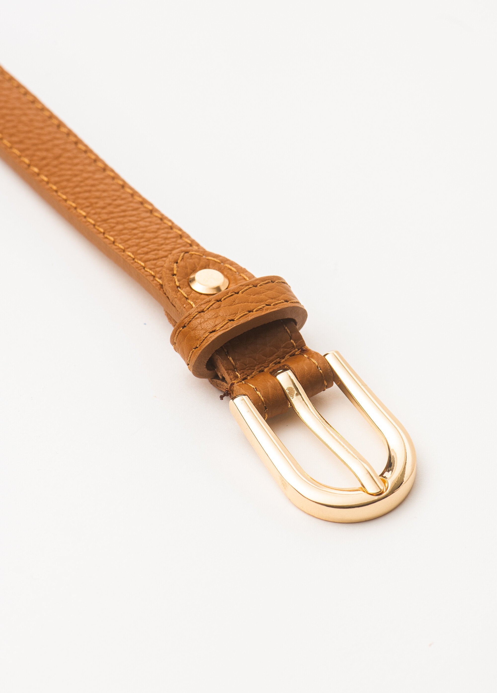 Thin_leather_belt_with_buckle_camel_DE2_slim