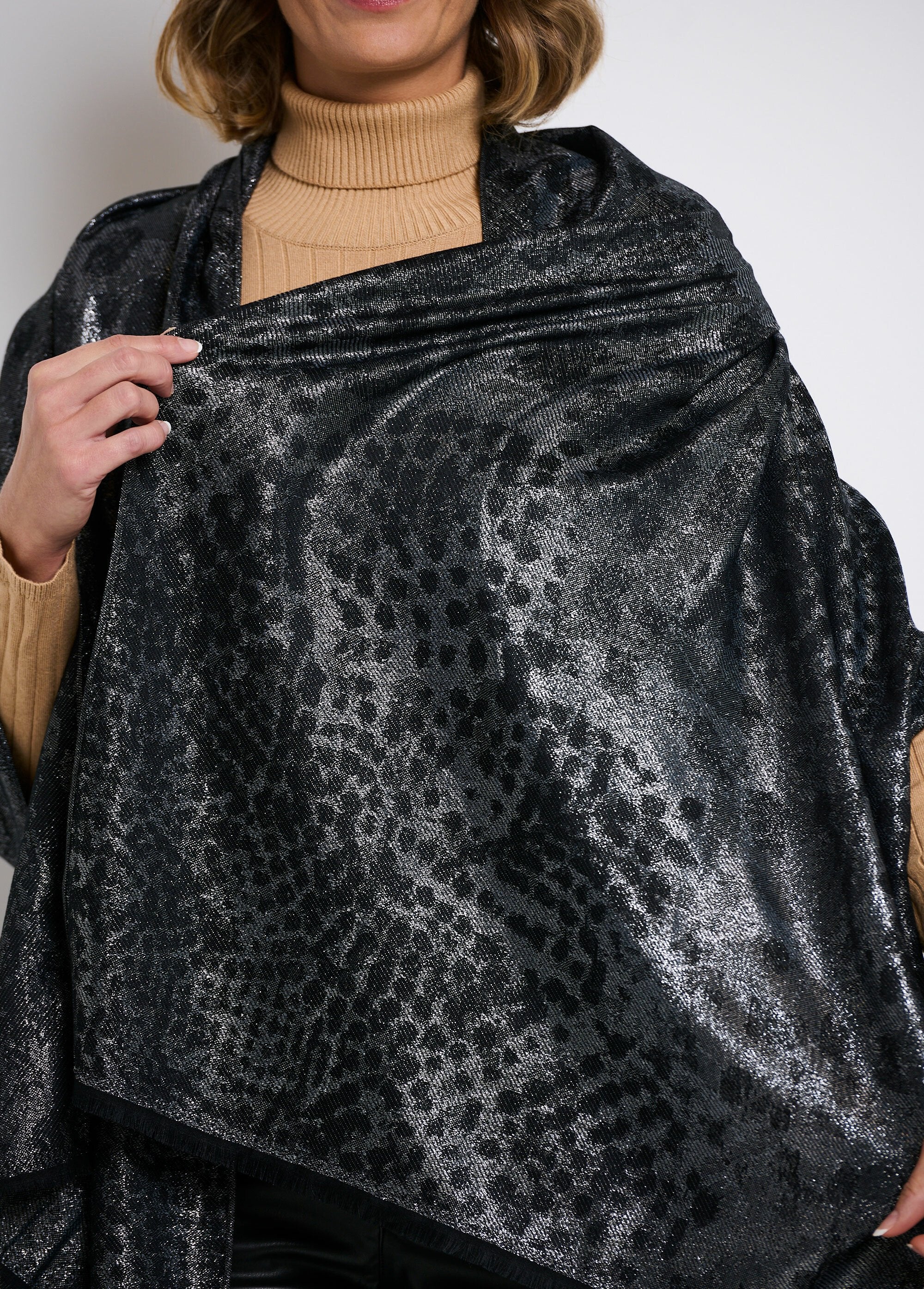 Fine_scarf_with_metallic_animal_pattern_Black_DE1_slim