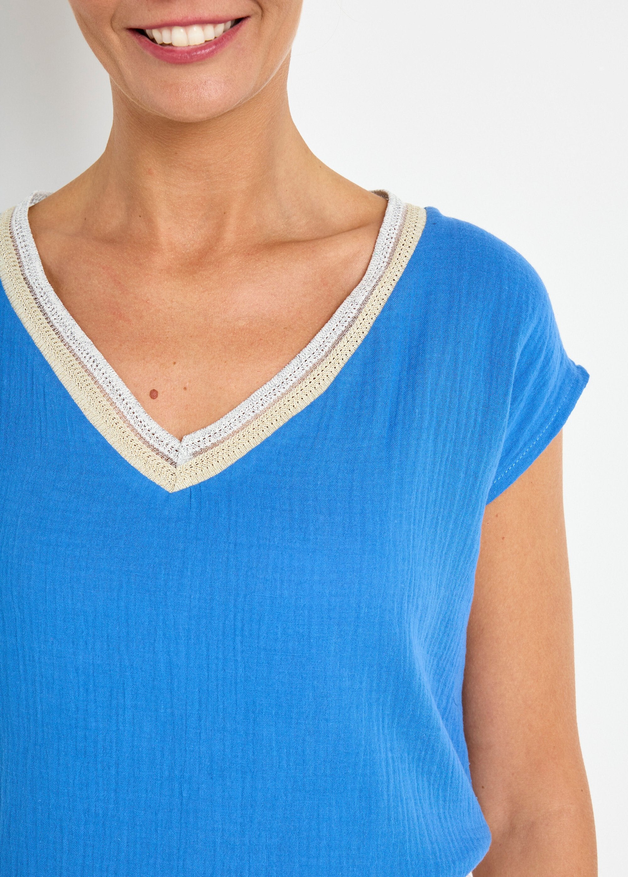 Cotton_gauze_blouse_with_V-neck_braid_Blue_DE1_slim