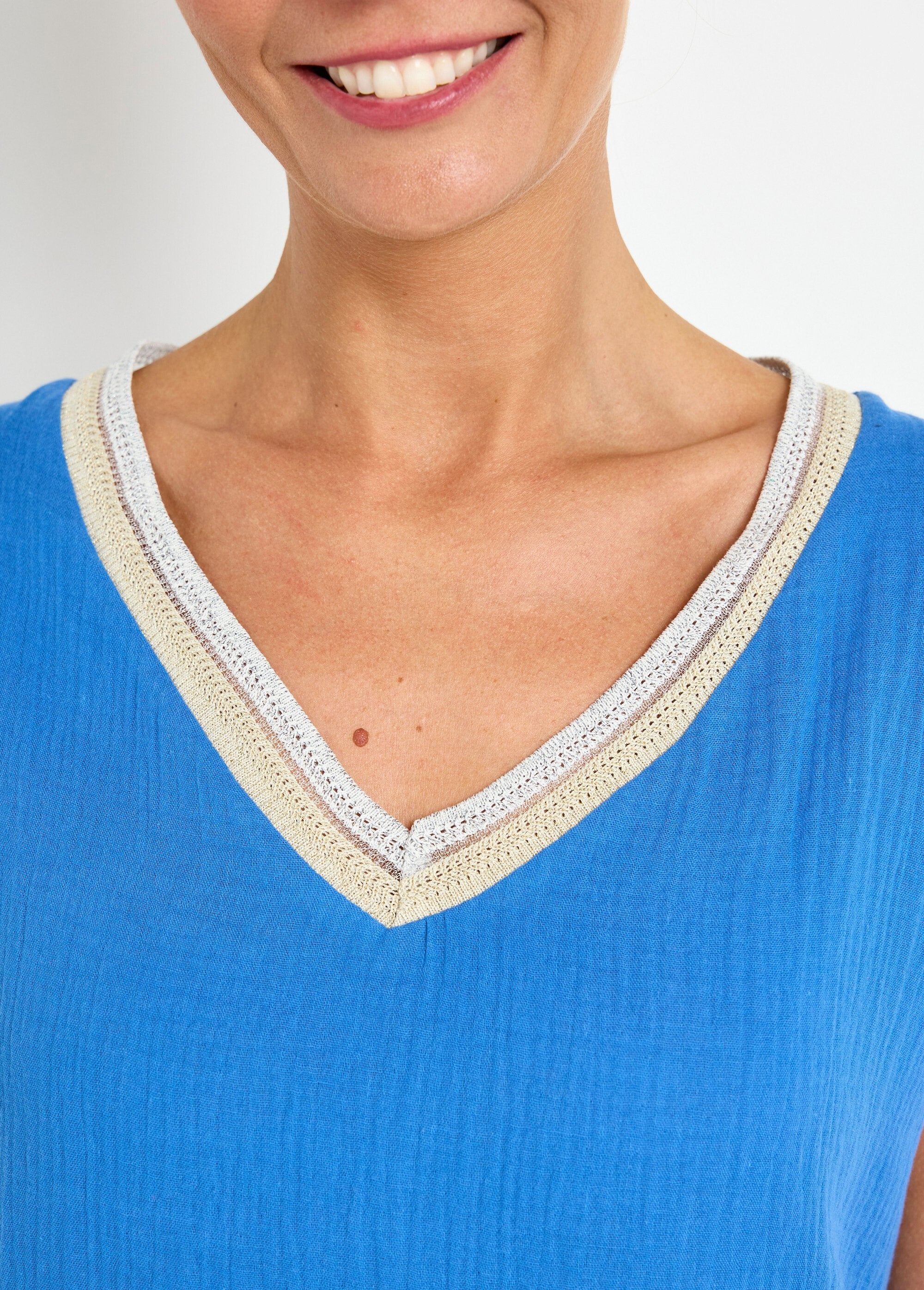 Cotton_gauze_blouse_with_V-neck_braid_Blue_DE2_slim