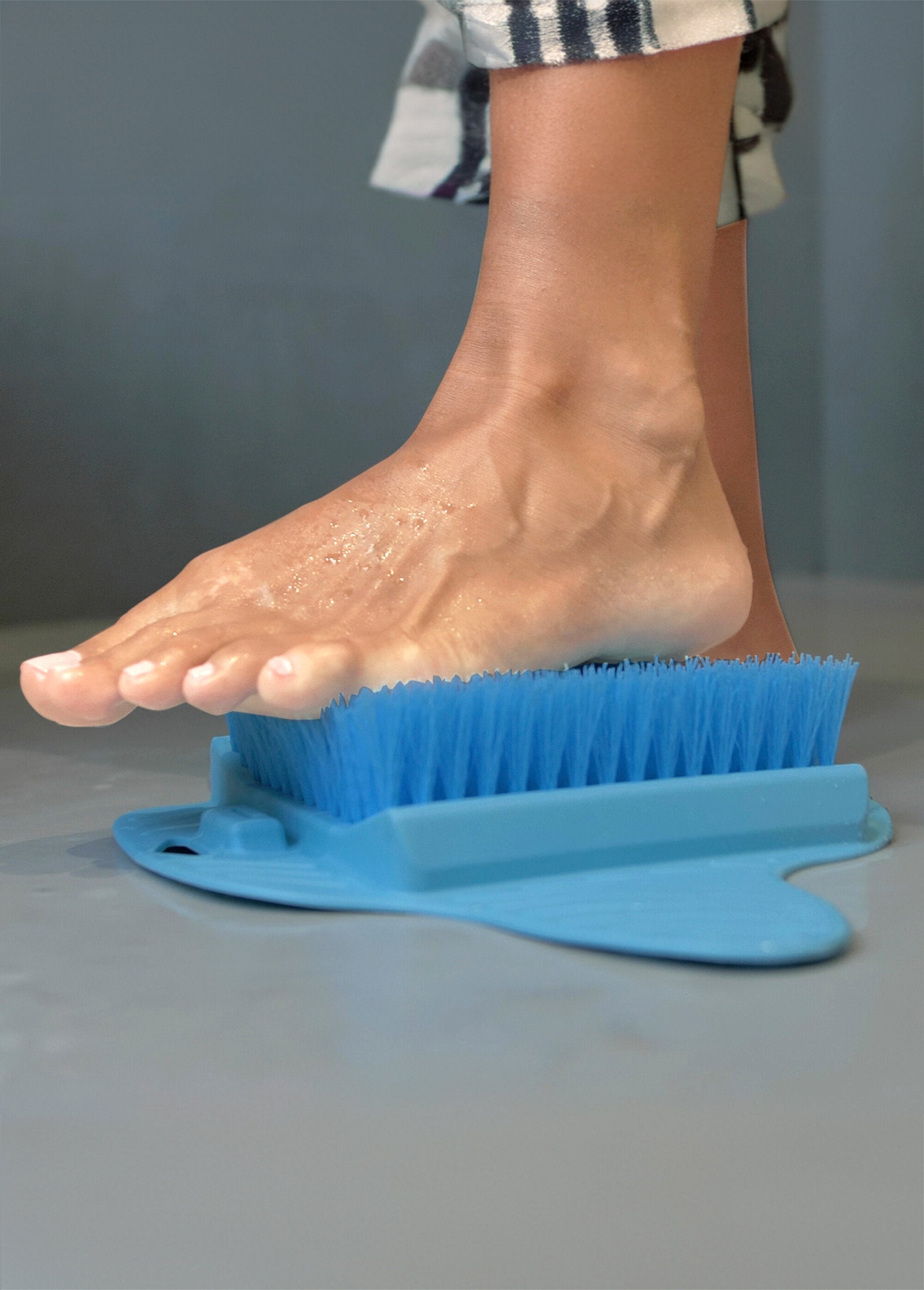 Shower_brush_with_suction_cups_for_feet_and_back_Blue_DE2_slim