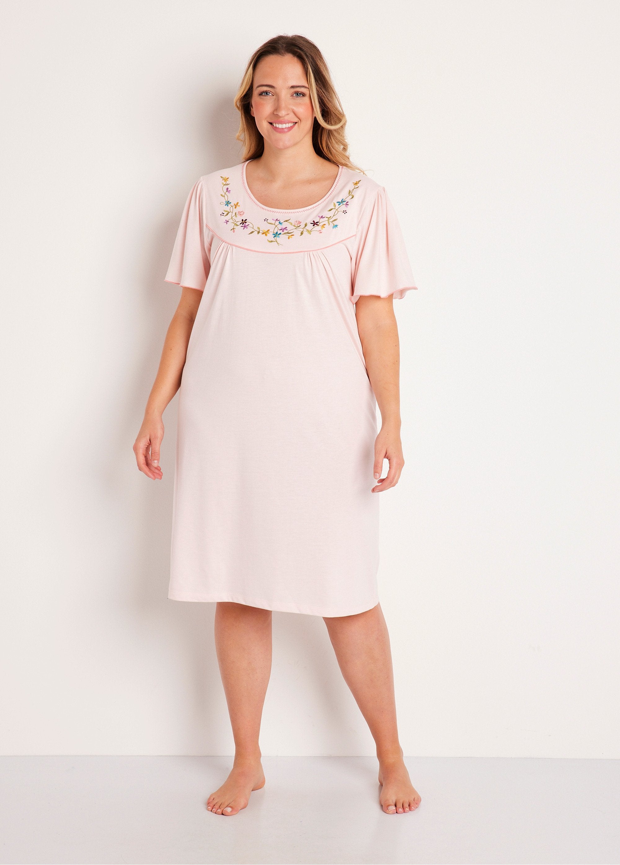 Loose_embroidered_nightgown_Light_pink_FA1_curvy