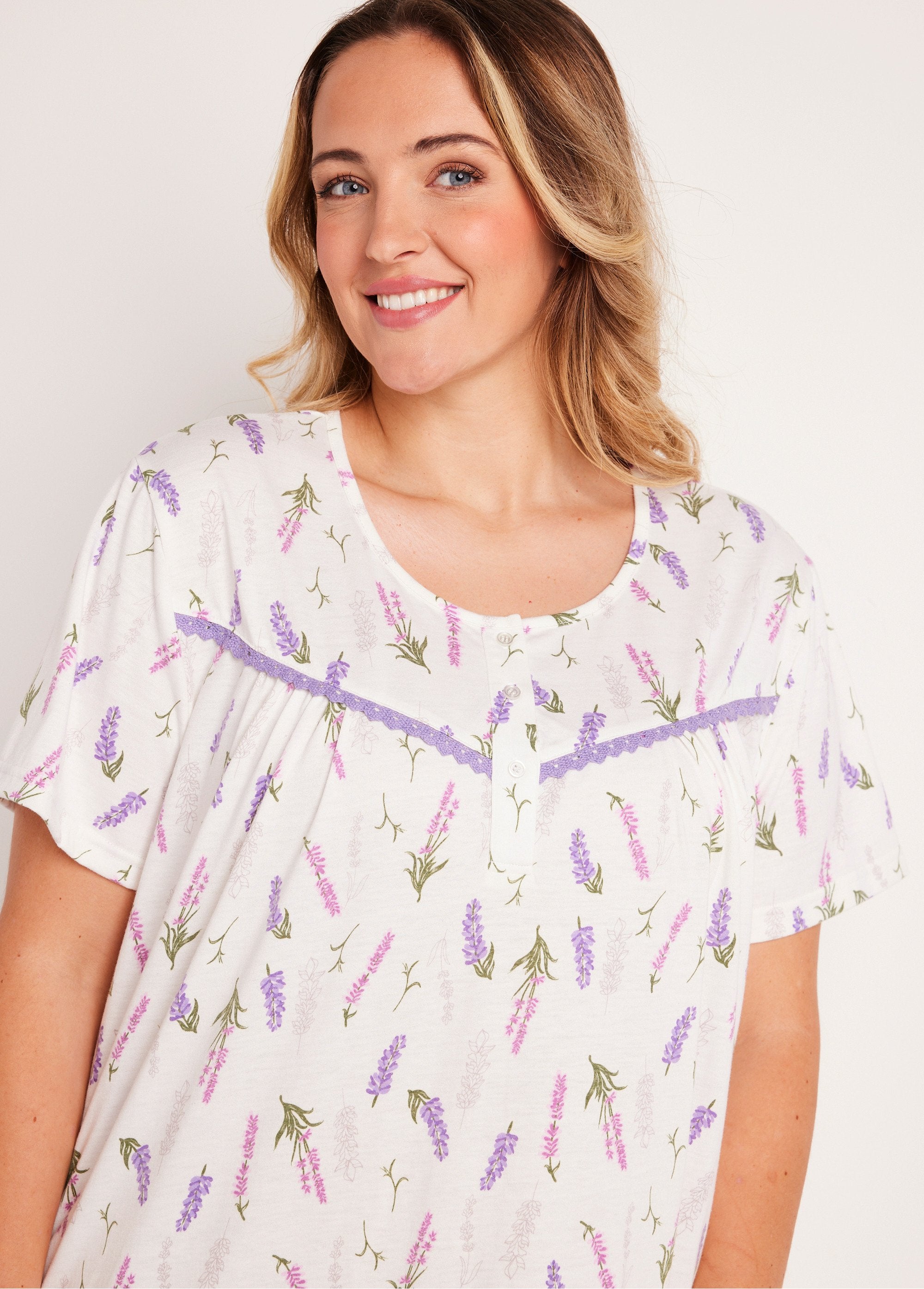 Short-sleeved_buttoned_nightgown_Parma_print_DE1_curvy