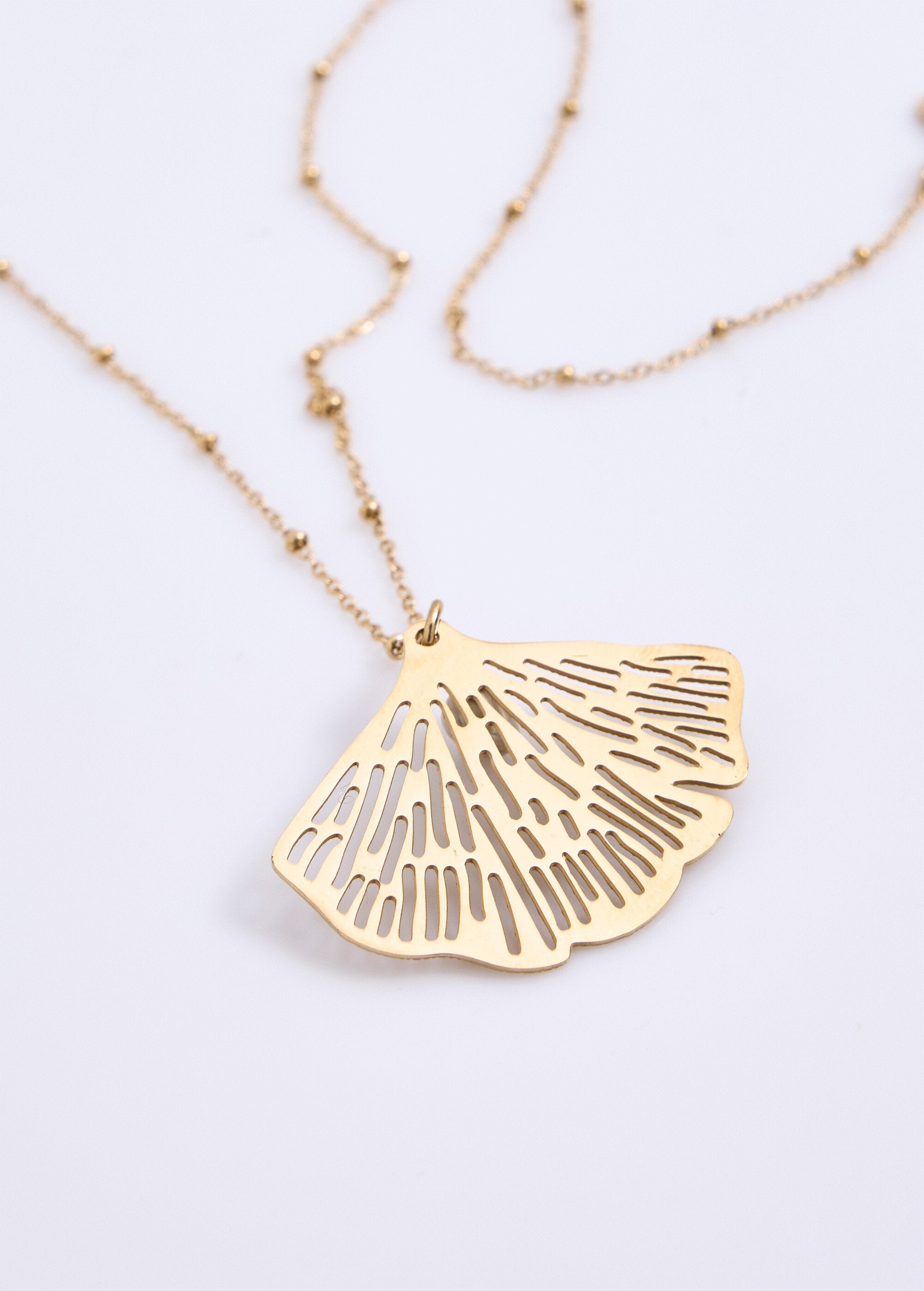 Necklace_with_gold-plated_stainless_steel_leaf_pendant_Golden_FA1_slim