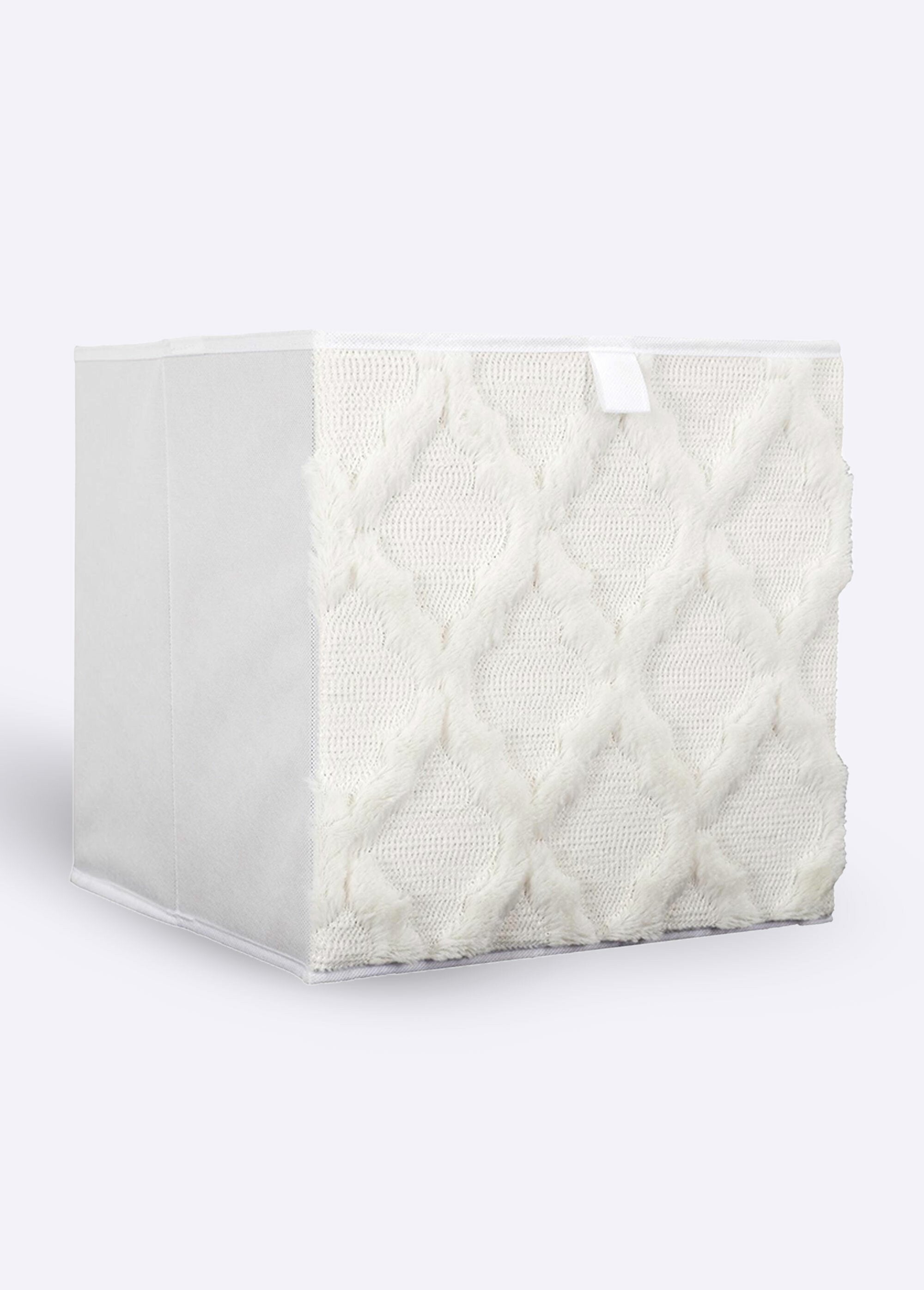 Foldable_storage_cube_with_fur_decor_White_FA1_slim
