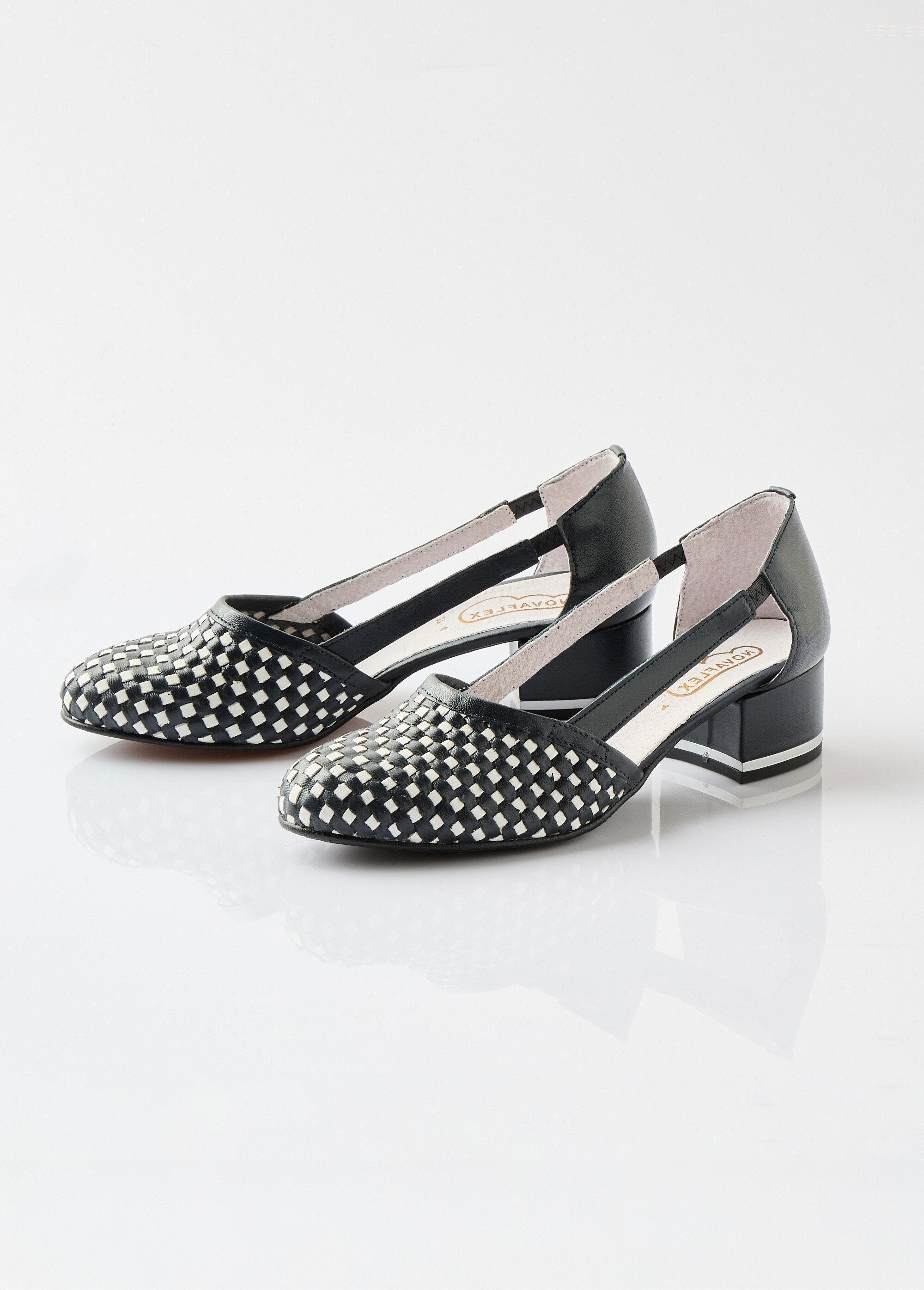 Leather_heeled_pumps_Navy_and_white_DE1_slim