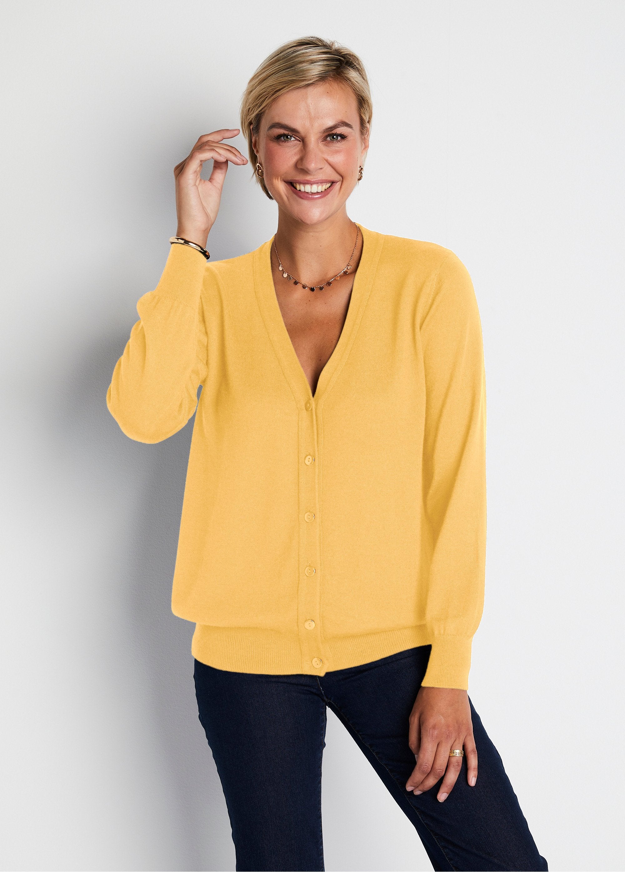 Buttoned_V-neck_cardigan_with_merino_wool_Vanilla_FA1_slim