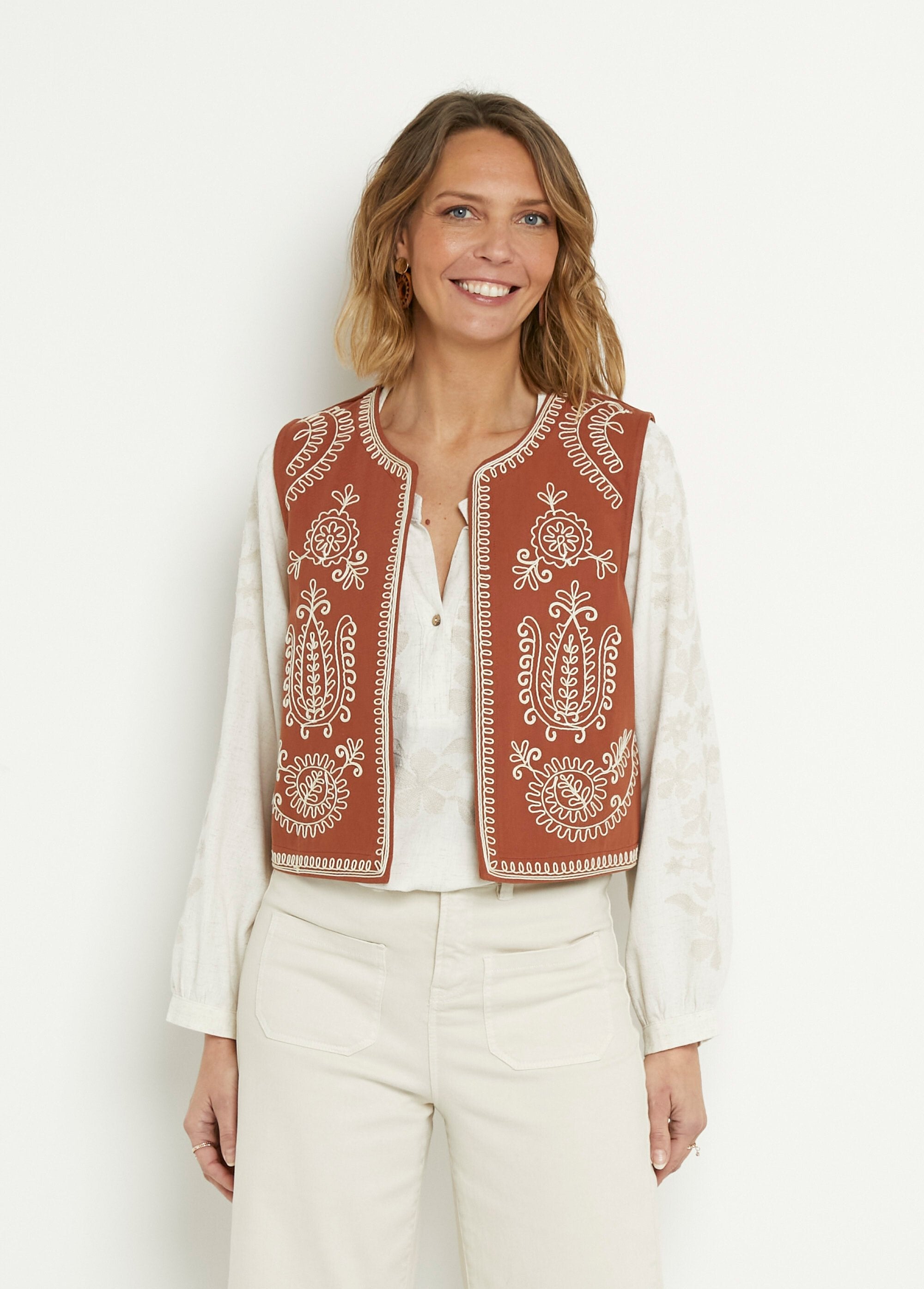 Scandinavian_style_embroidered_sleeveless_vest_Paprika_FA1_slim