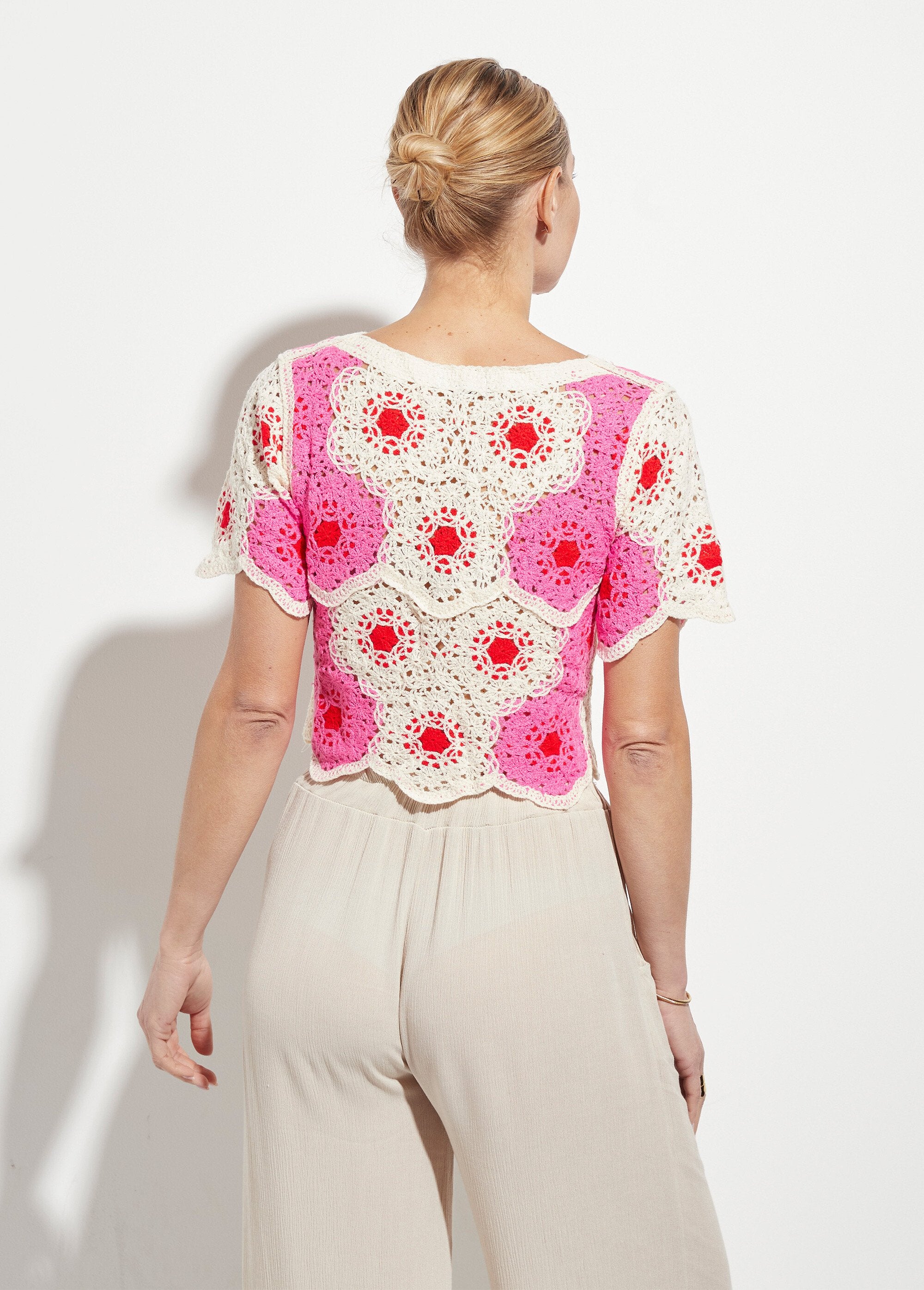 Crochet_crop_top_with_openwork_rosette_pattern_Pink_and_ecru_DO1_slim