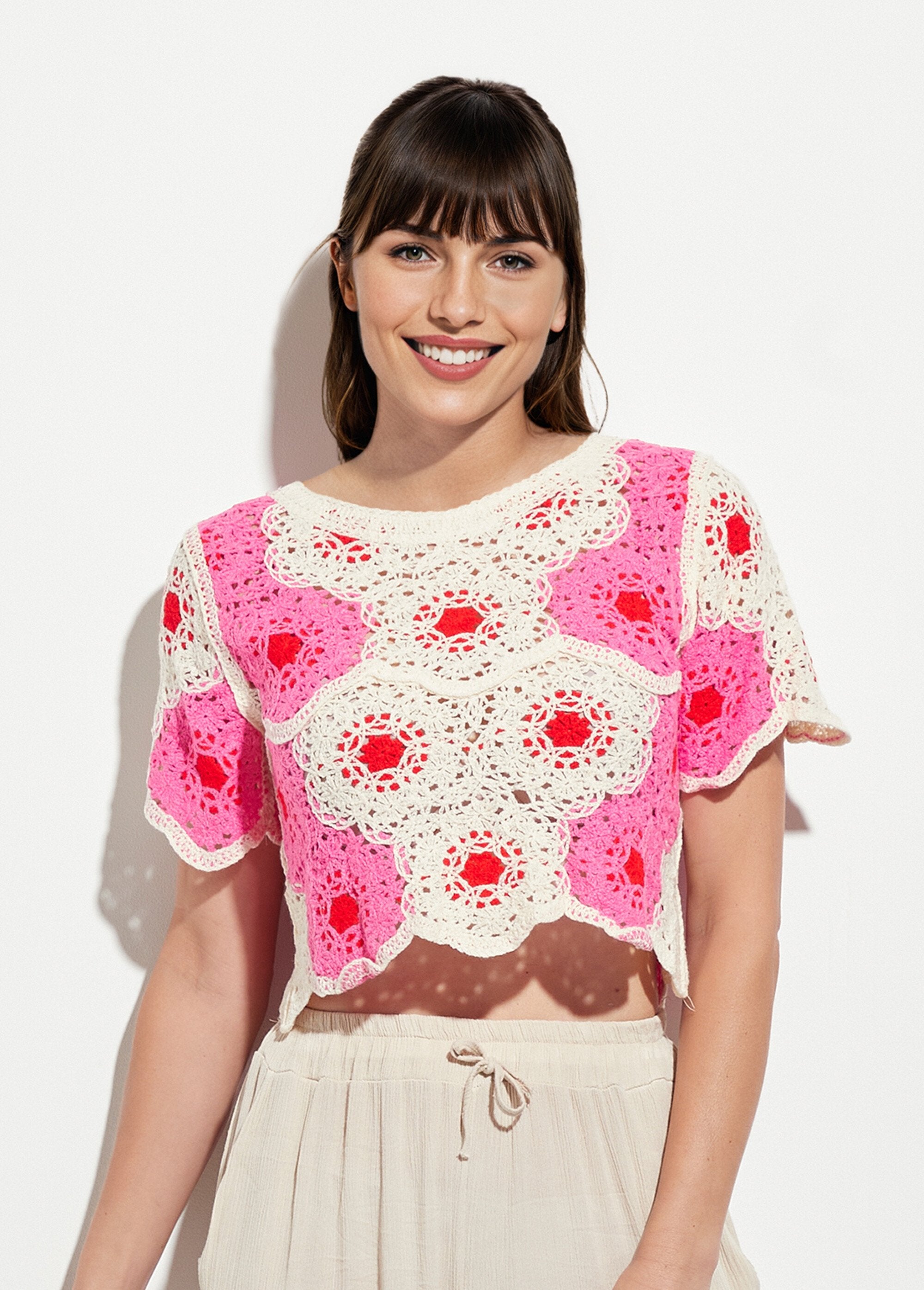 Crochet_crop_top_with_openwork_rosette_pattern_Pink_and_ecru_FA1_slim
