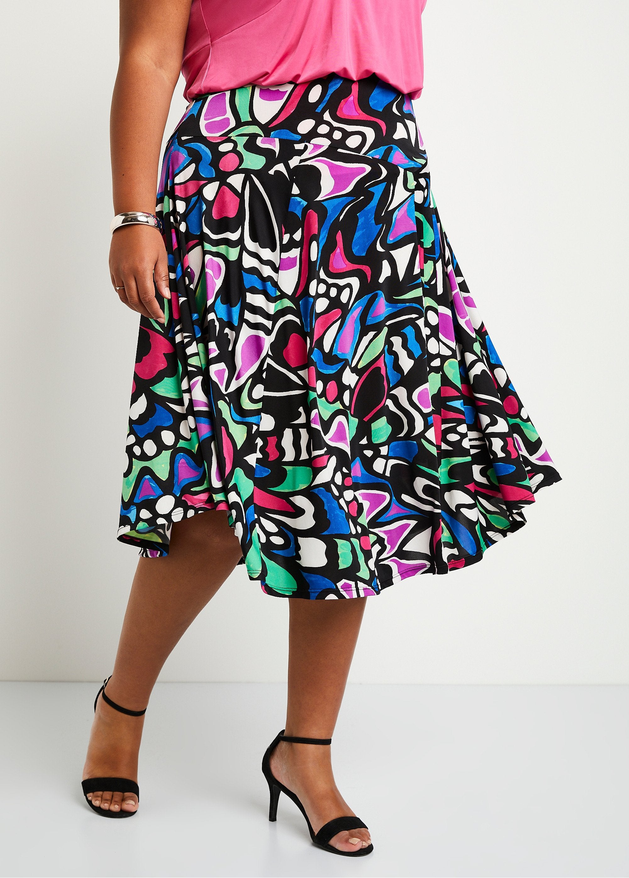 Long_graphic_flared_skirt_Black_background_FA1_curvy