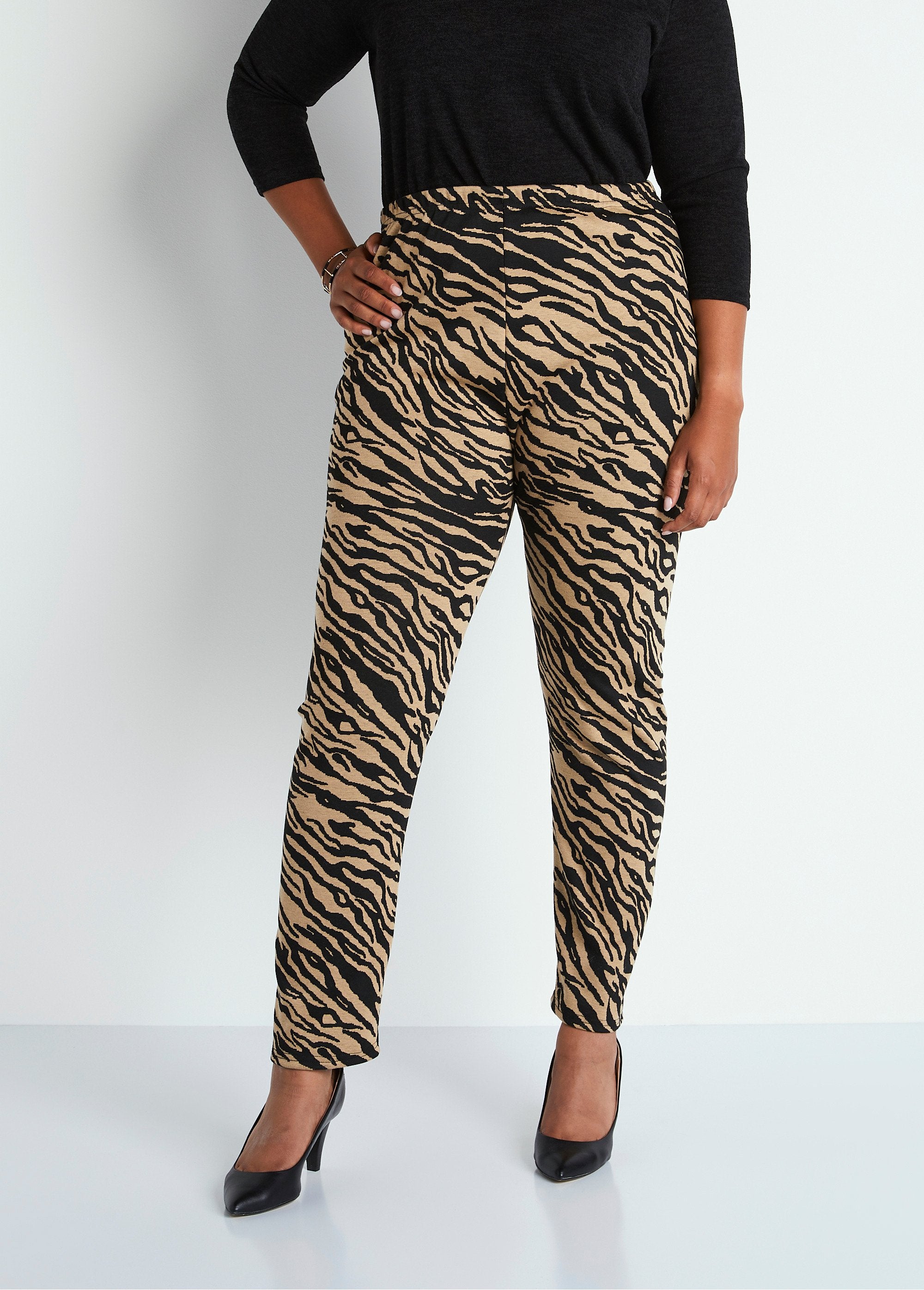 Jacquard_knit_elasticated_waist_leggings_Zebra_camel_FA1_curvy