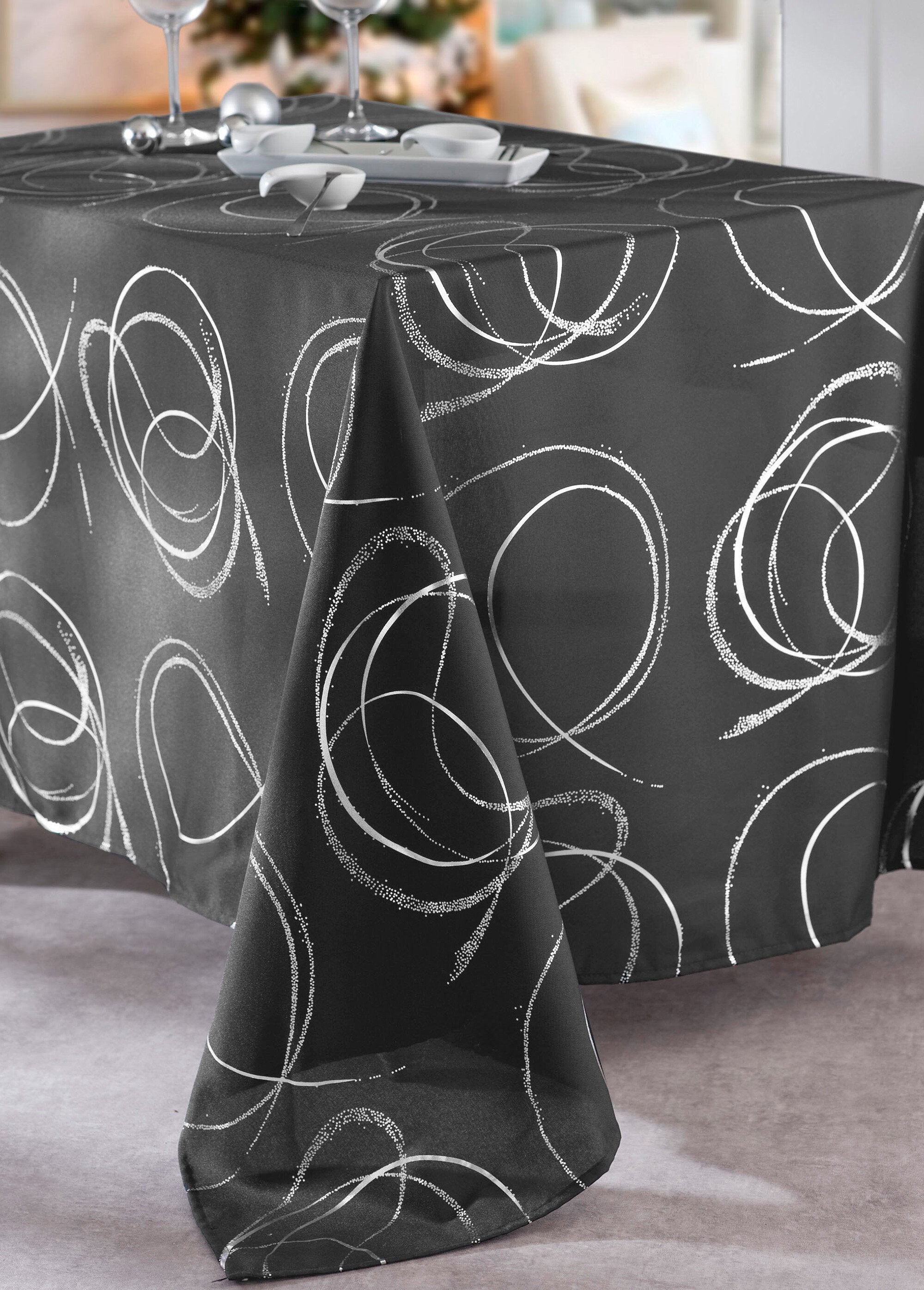 Party_tablecloth_with_scroll_pattern_Black_FA1_slim