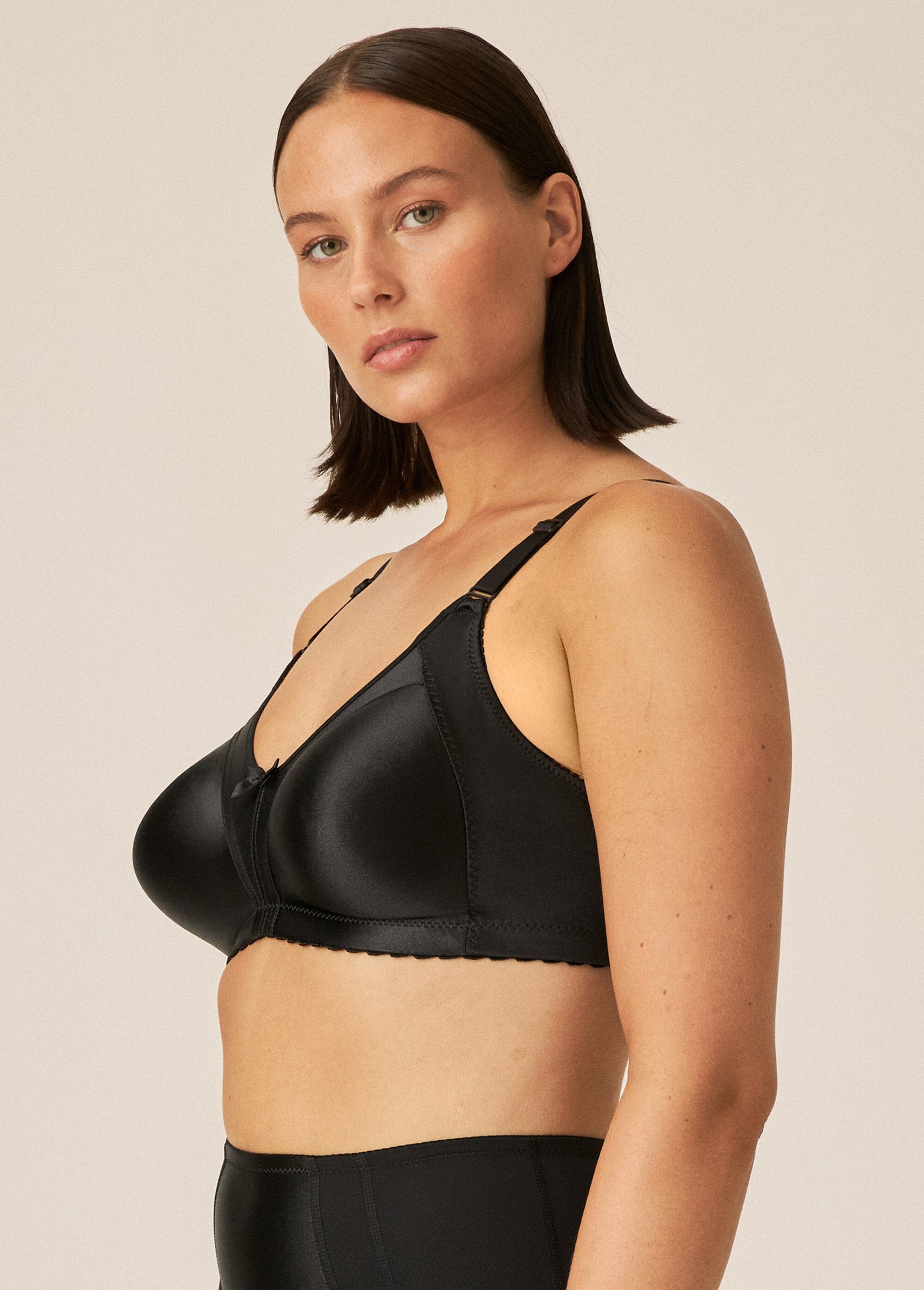 Naturana®_-_Underwired_minimizer_bra_Black_DR1_slim