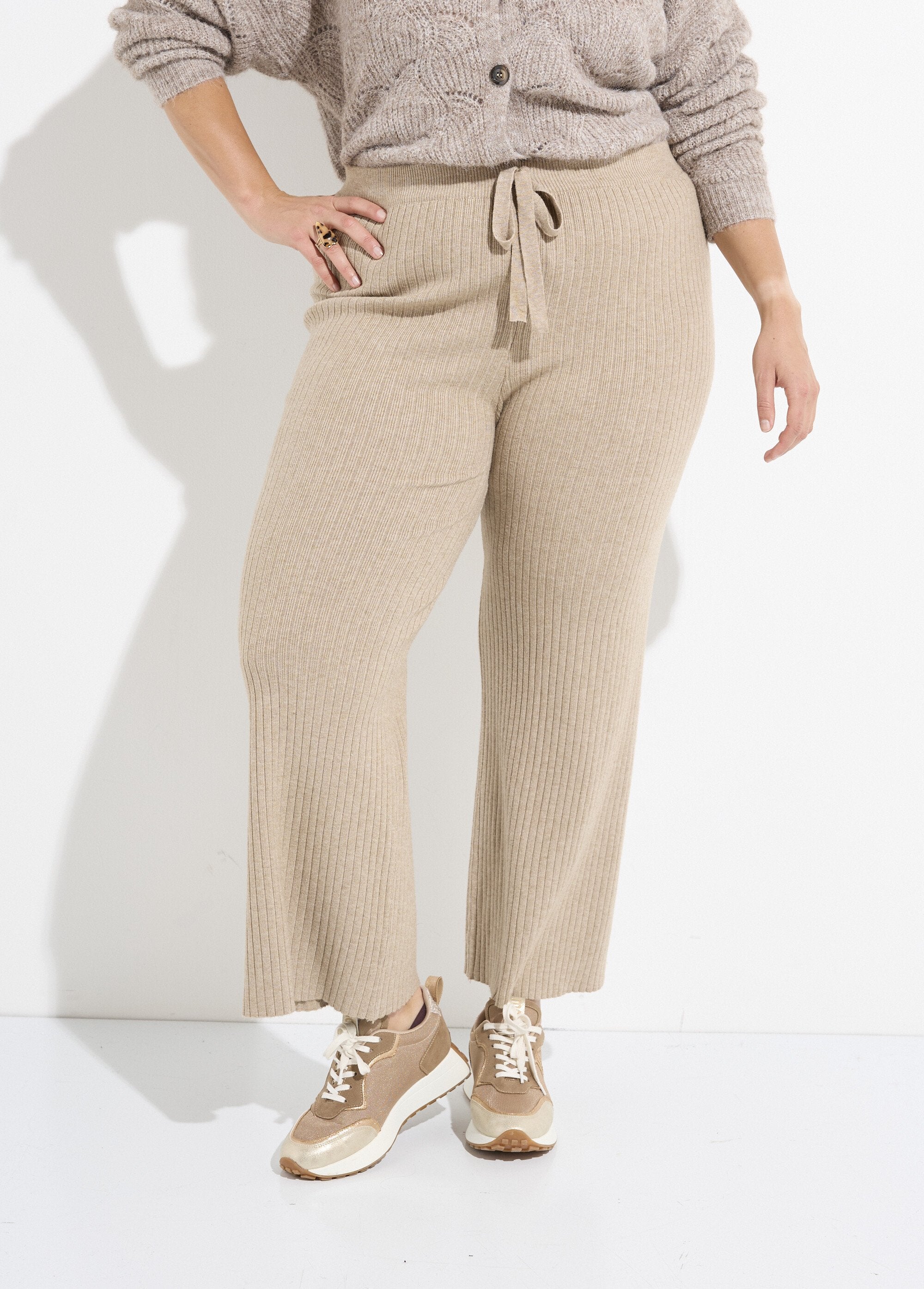 Comfortable_knit_pants,_wide_cut_Beige_FA1_curvy
