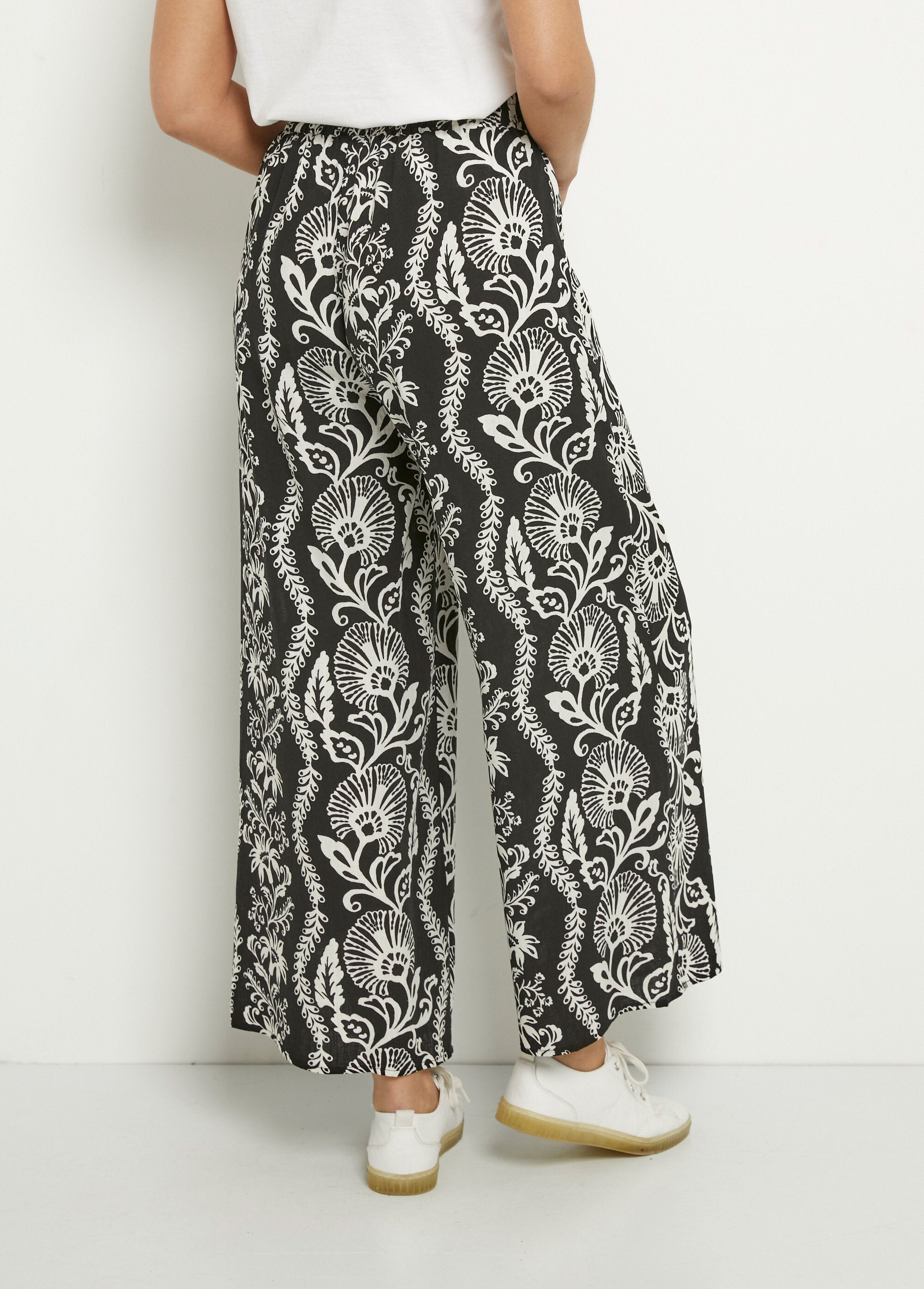 Wide-legged_leaf_print_pants_Black_and_ecru_DO1_slim